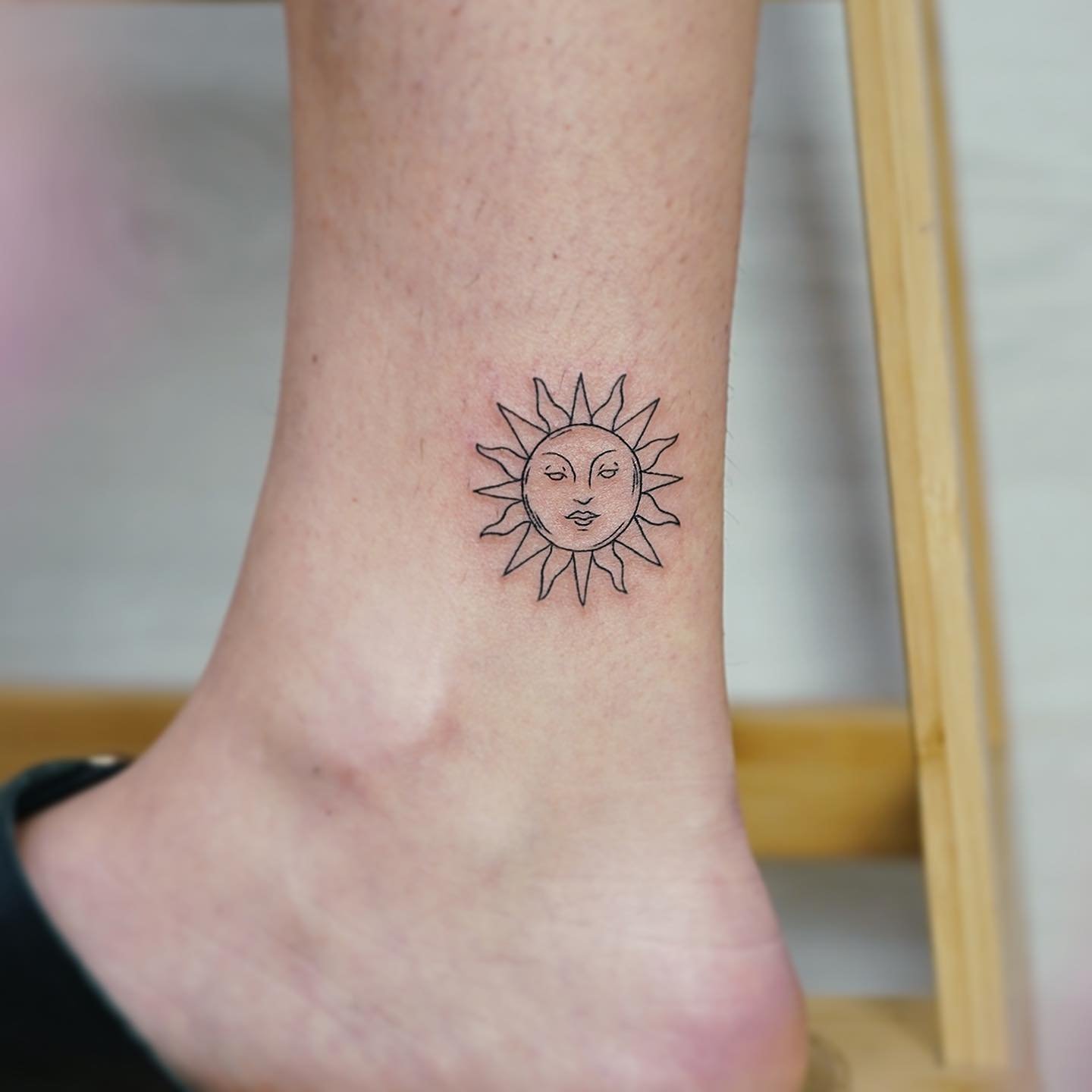 Tatuaje de sol en pie, línea fina Sinkply Madrid