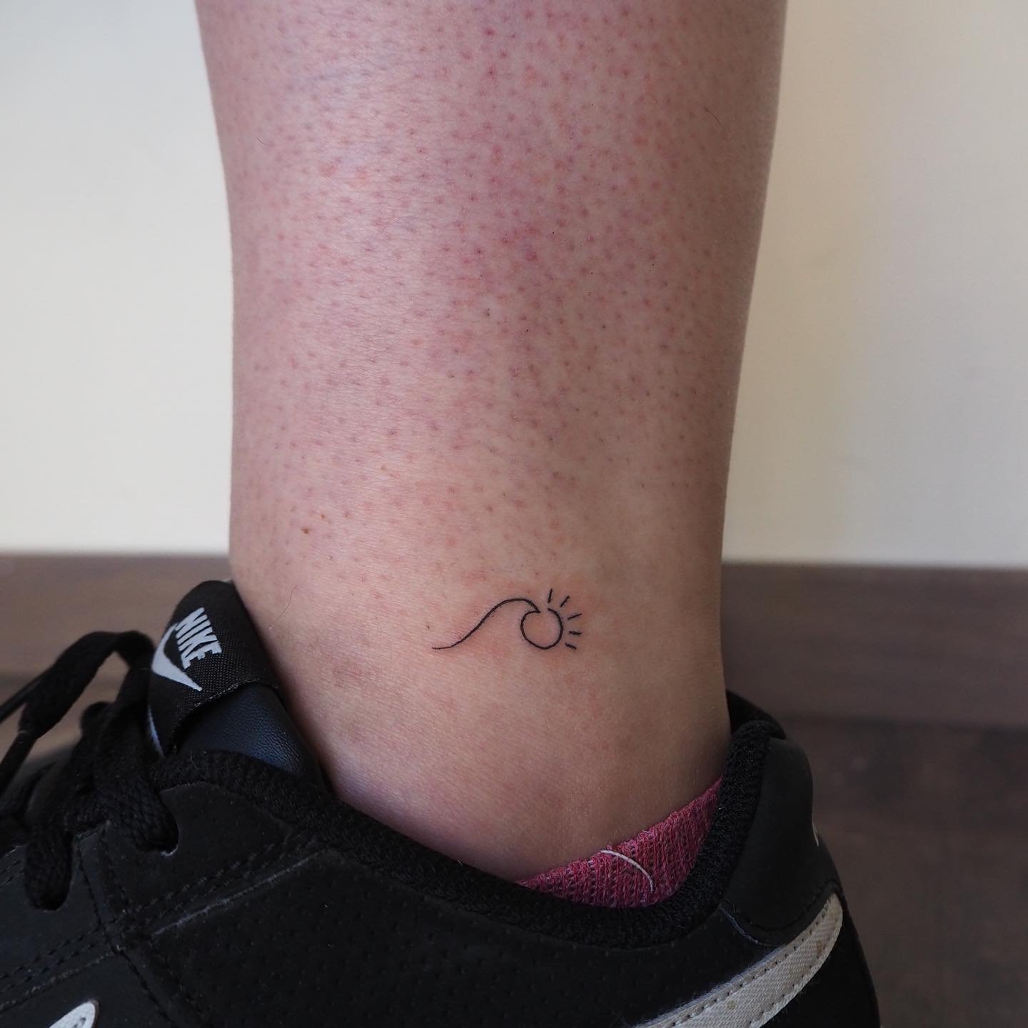 Tatuaje de sol en pie, línea fina Sinkply Madrid