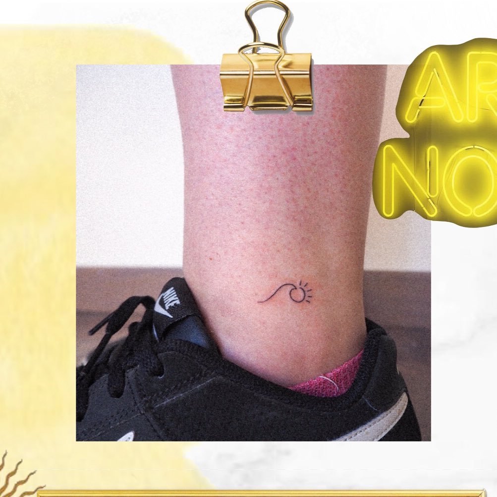 Tatuaje de sol en pie, línea fina Sinkply Madrid