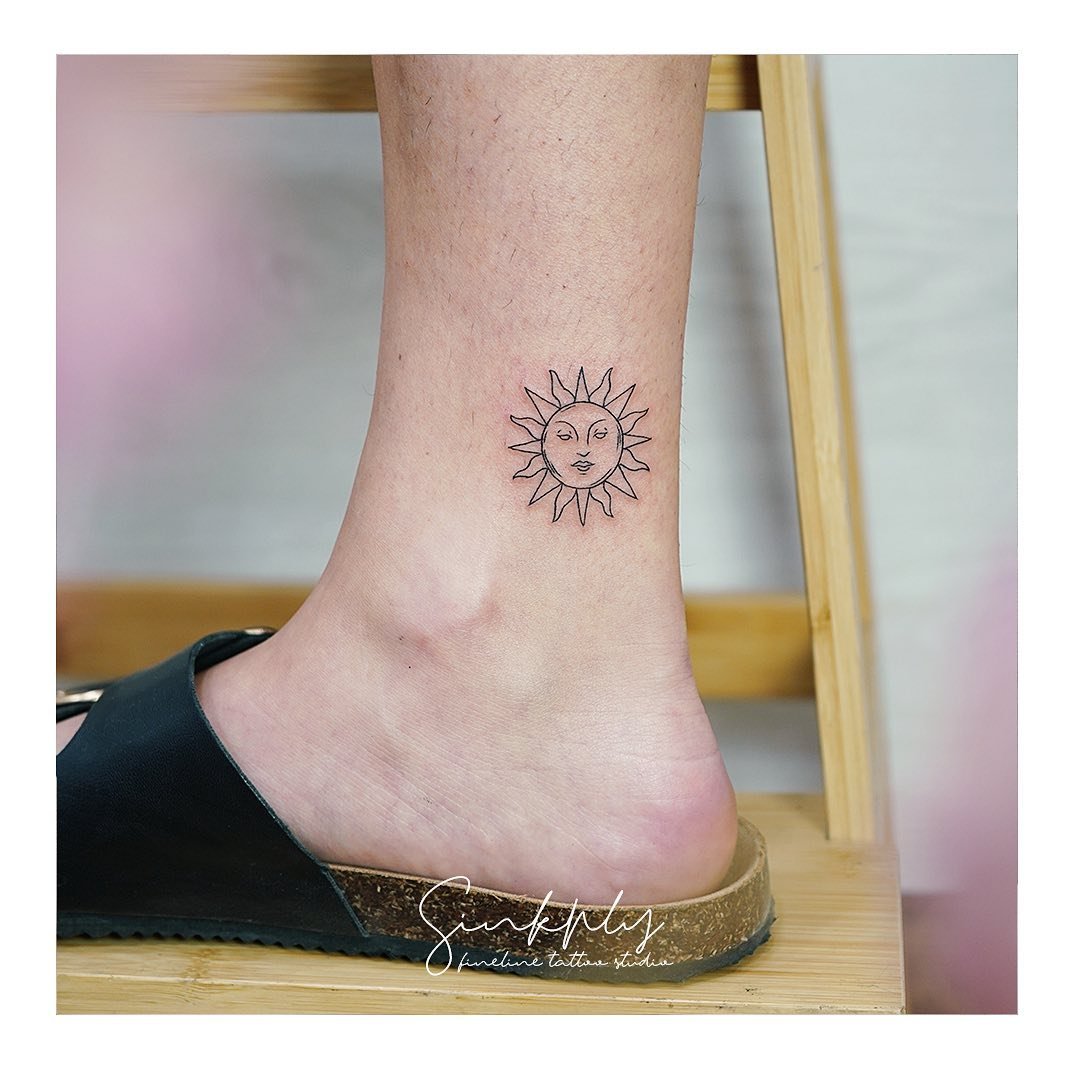 Tatuaje de sol en pie, línea fina Sinkply Madrid