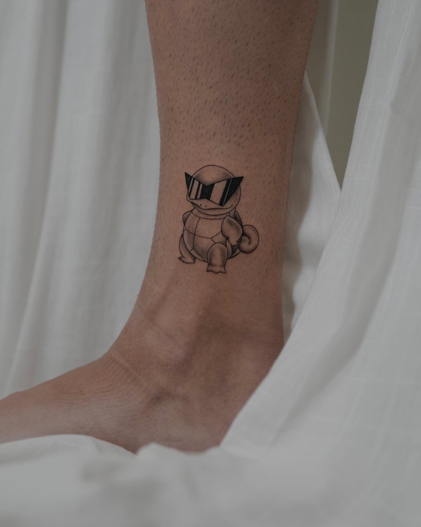 Tatuaje de sol en pie, línea fina Sinkply Madrid