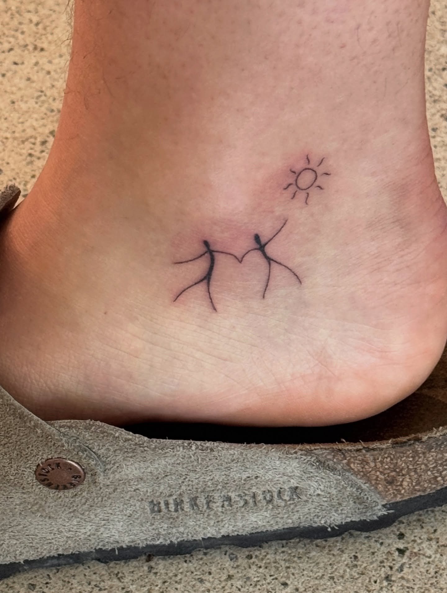 Tatuaje de sol en pie, línea fina Sinkply Madrid