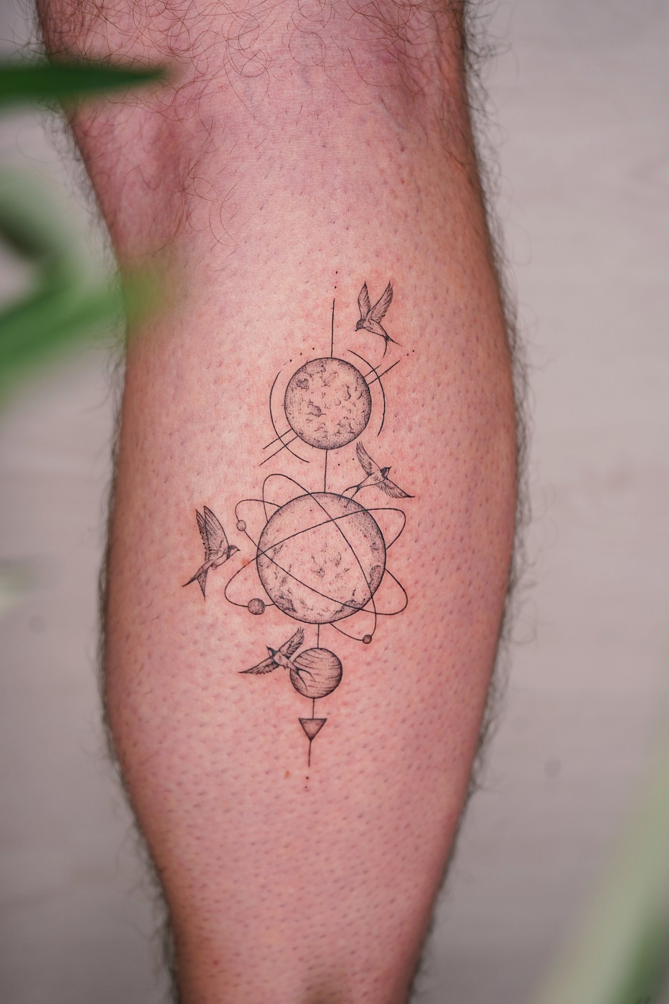 Tatuaje de composicion planetas en zona desconocida, línea fina