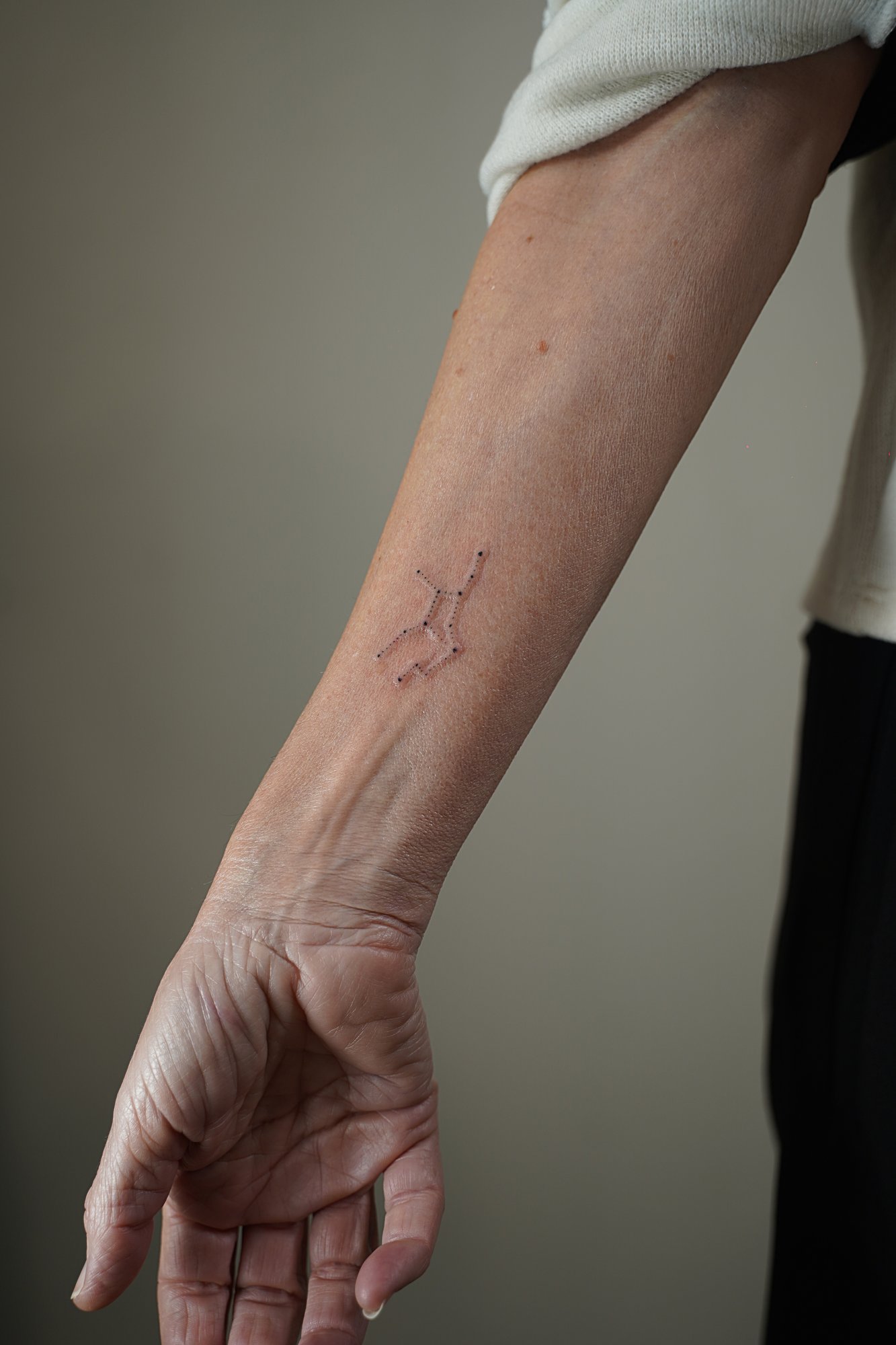 Tatuaje de constelacion en zona desconocida, línea fina