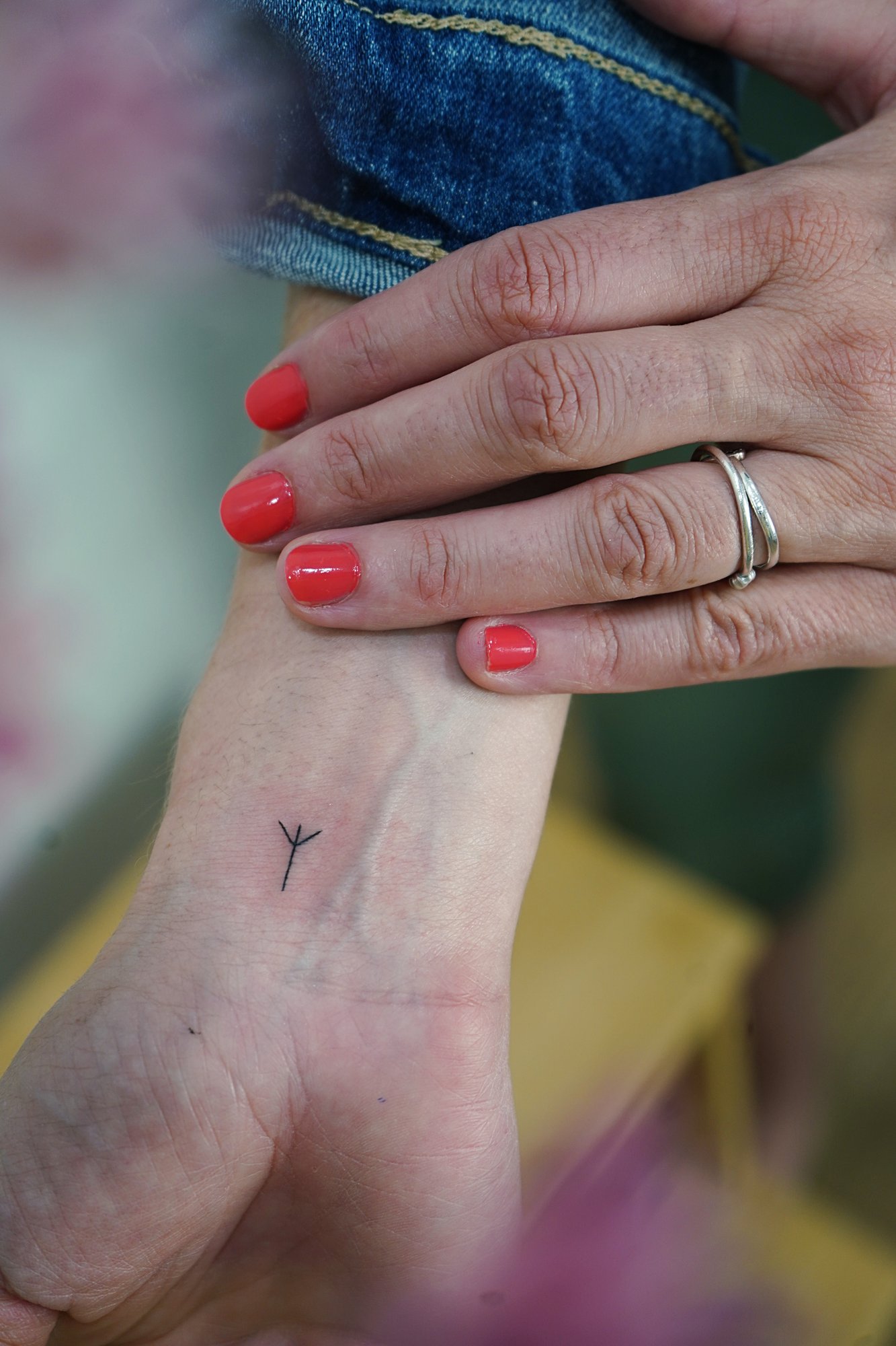 Tatuaje de destello simple en zona desconocida, línea fina