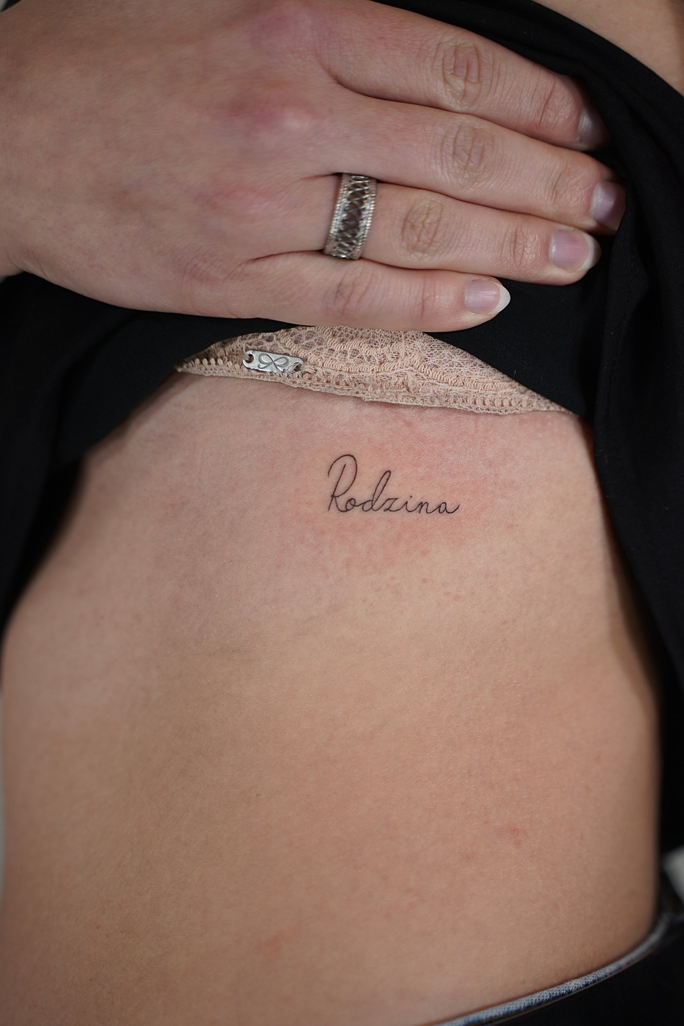 Tatuaje de destello en antebrazo, línea fina