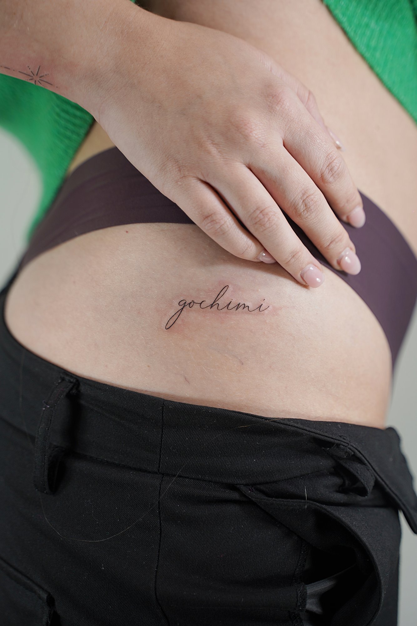 Tatuaje de destello en muneca, línea fina