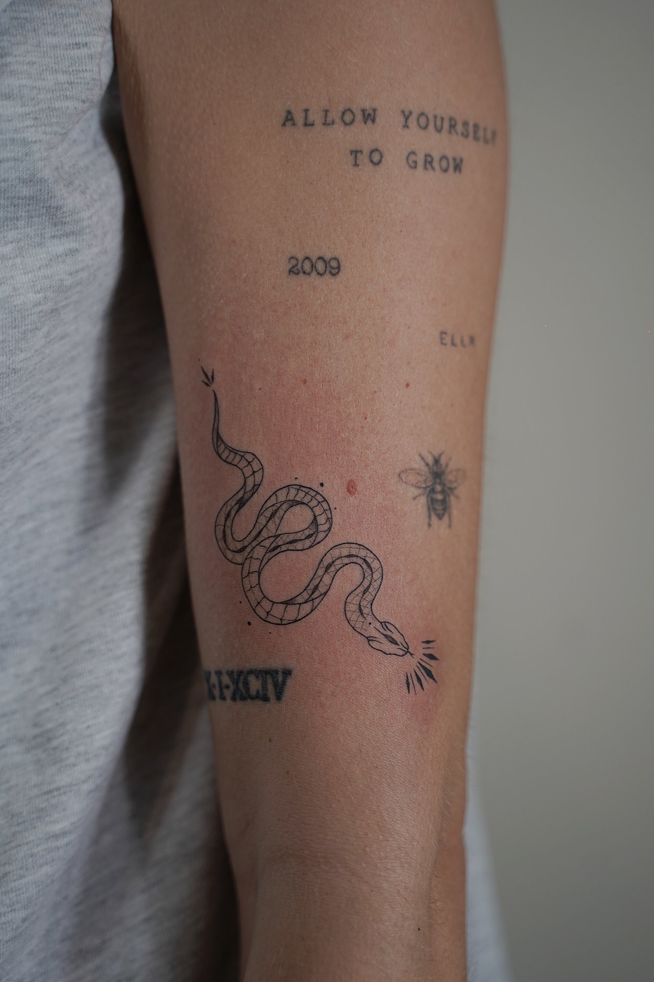 Tatuaje de destello en zona desconocida, línea fina