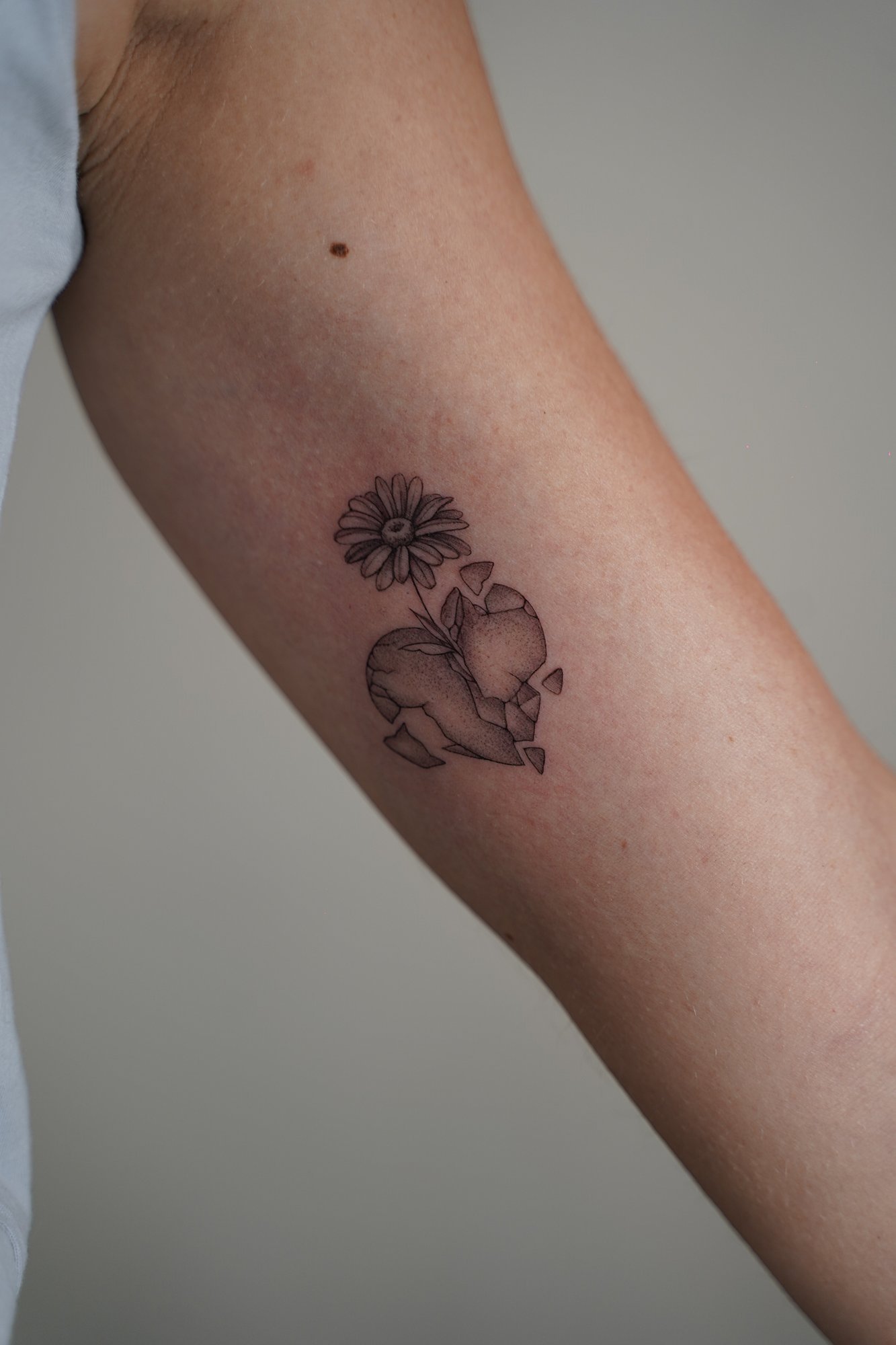 Tatuaje de destellos en dedo, línea fina