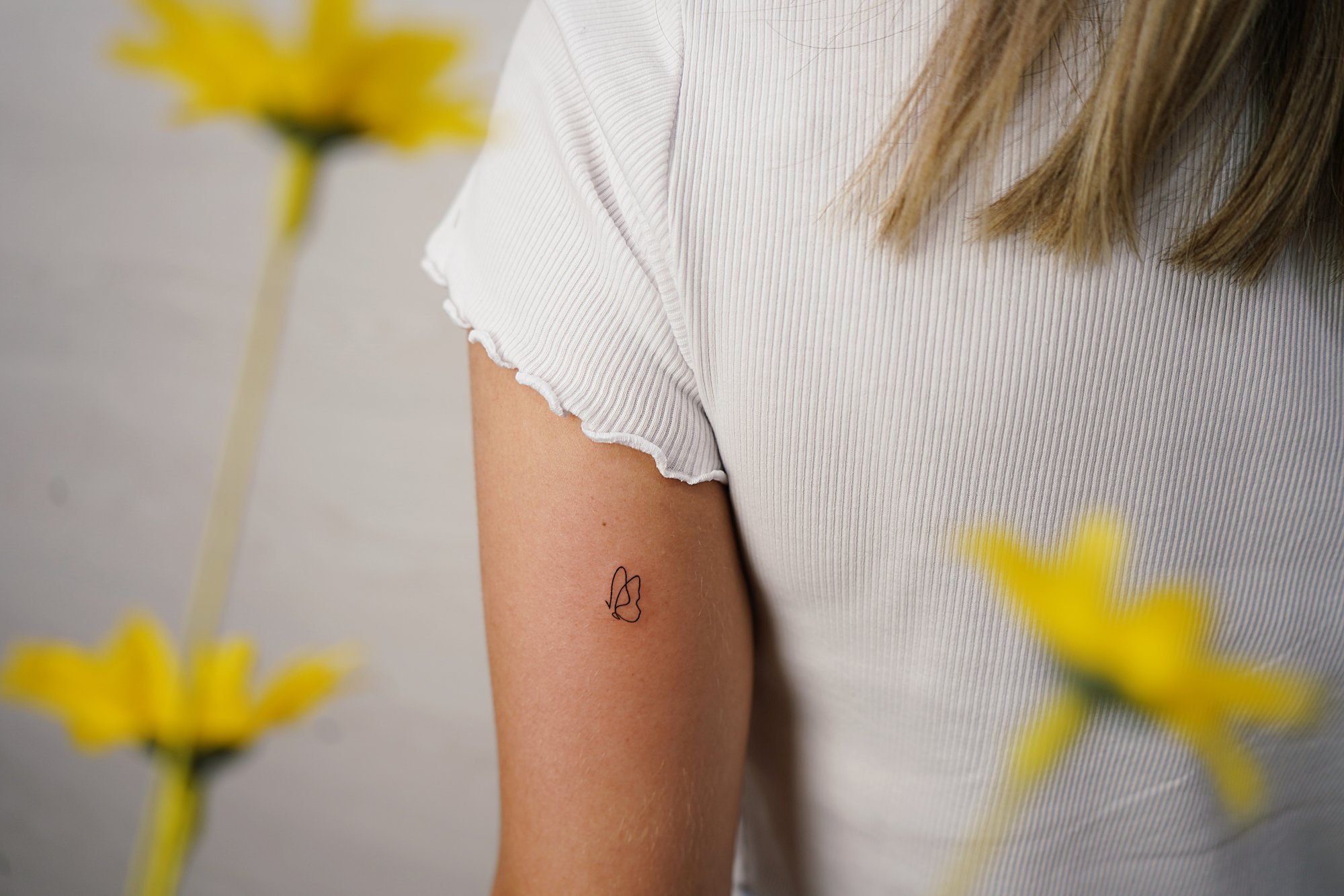 Tatuaje de destellos en hombro, línea fina