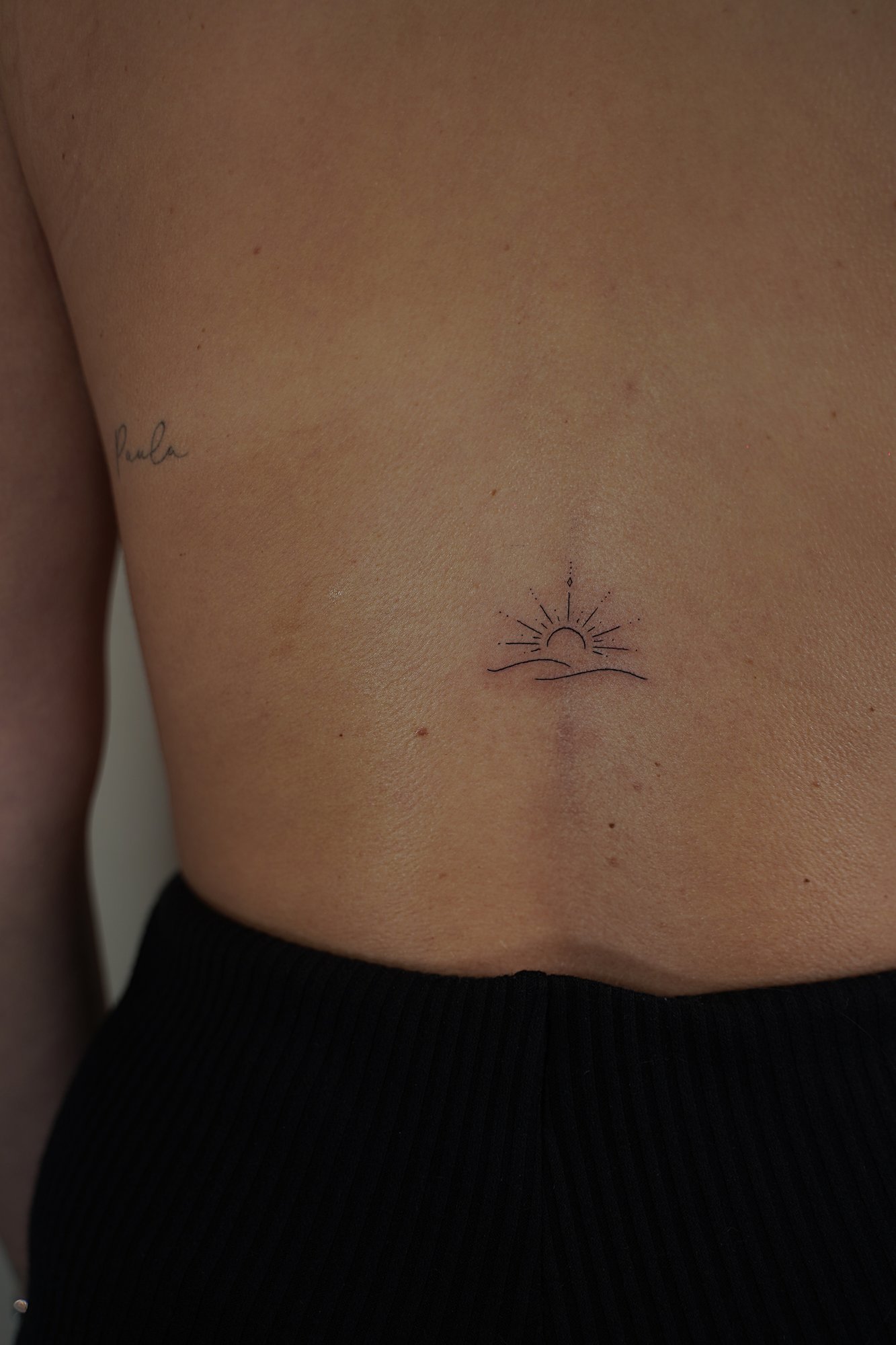 Tatuaje de destellos en hombro, línea fina