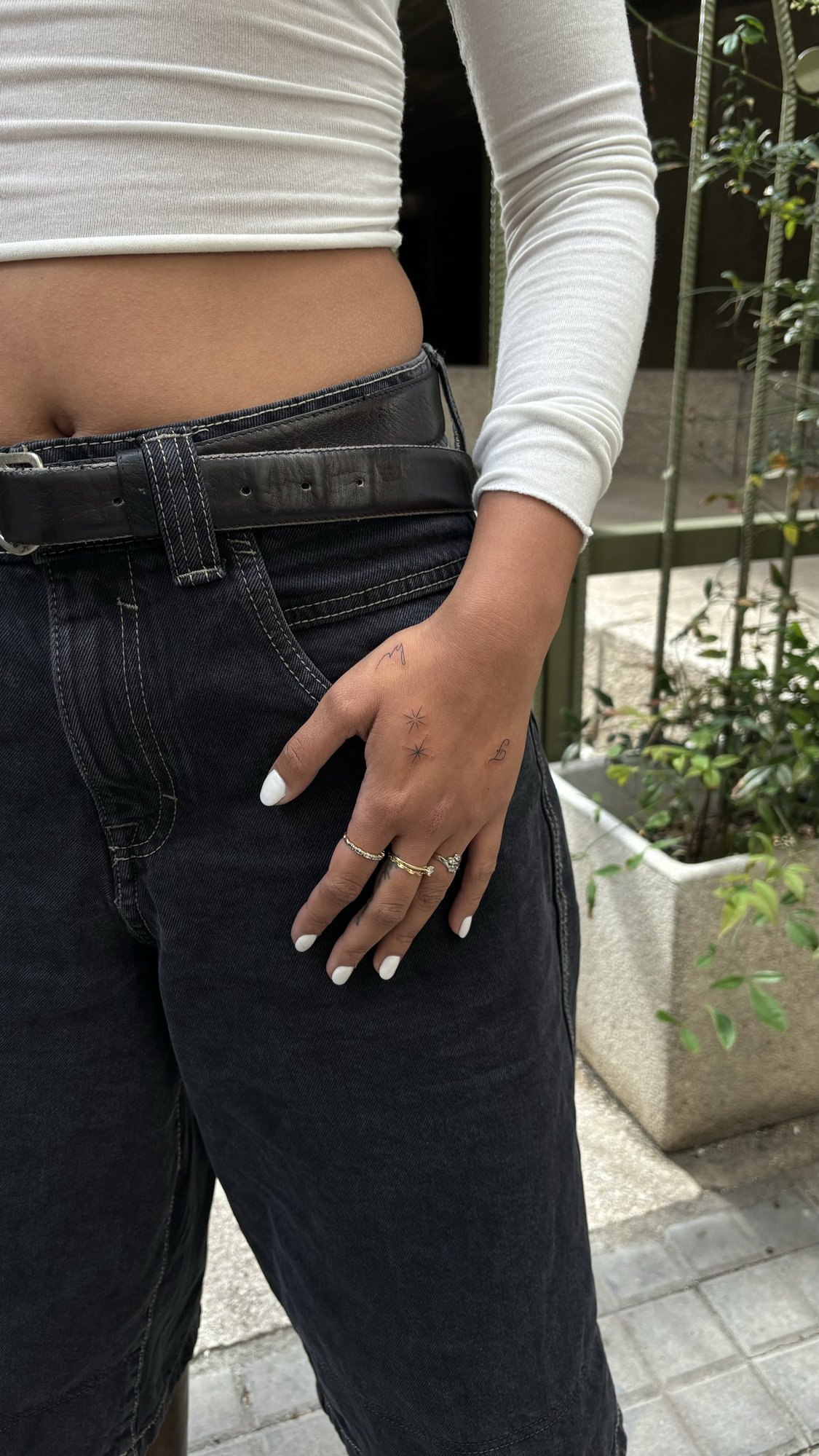 Tatuaje de destellos en mano, línea fina