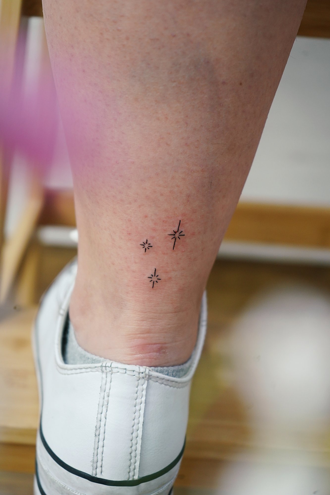 Tatuaje de destellos en tobillo, línea fina