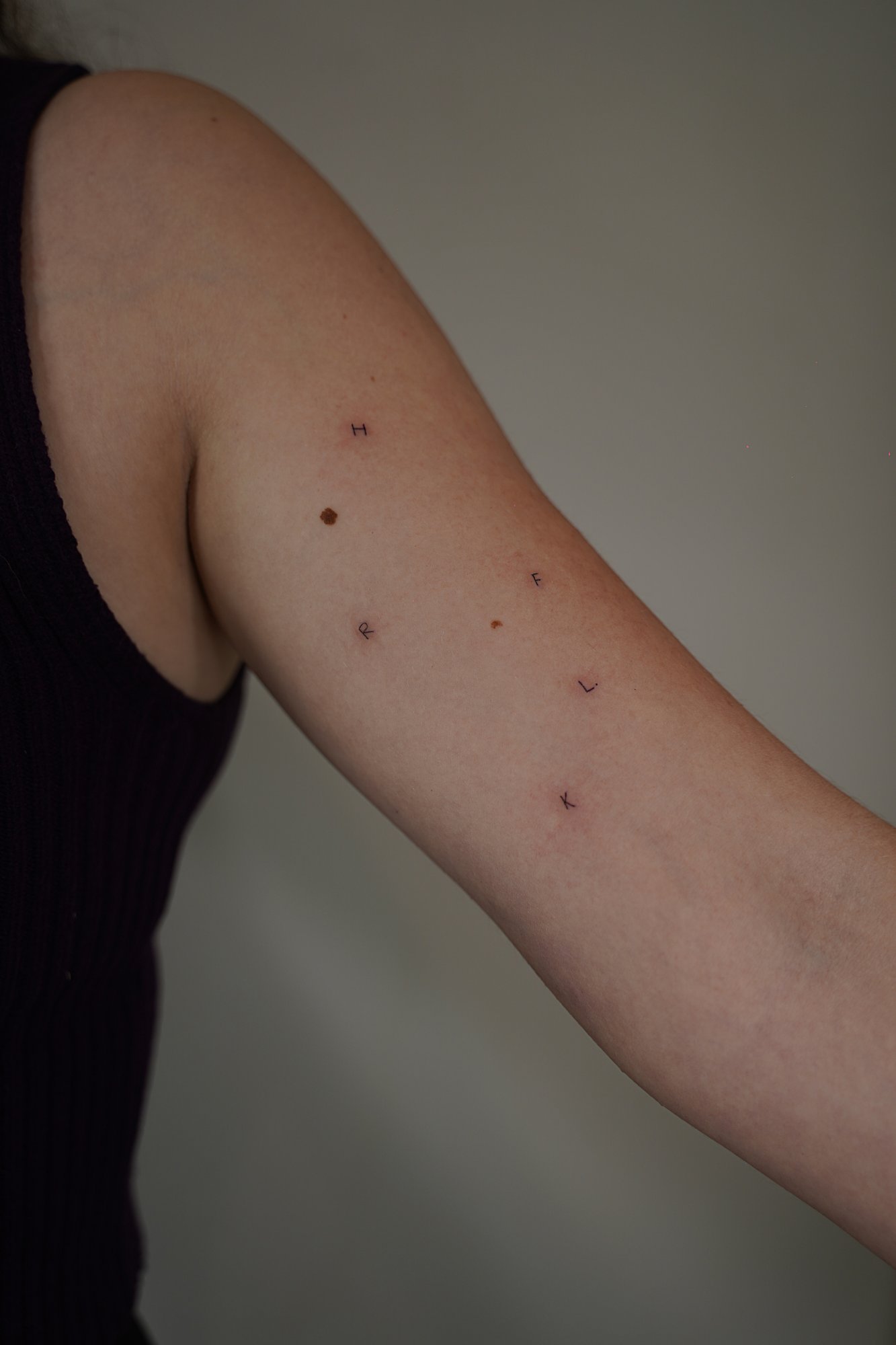 Tatuaje de destellos en zona desconocida, línea fina
