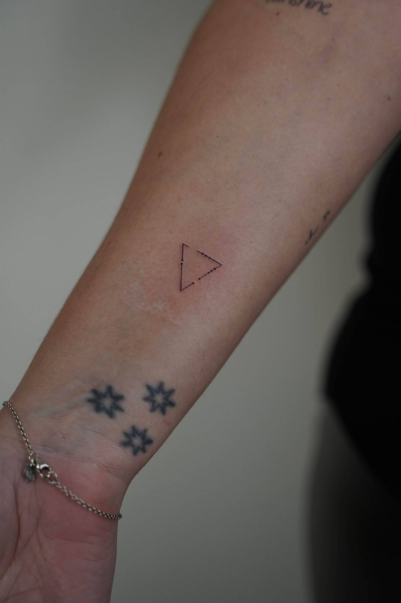 Tatuaje de destellos en zona desconocida, línea fina