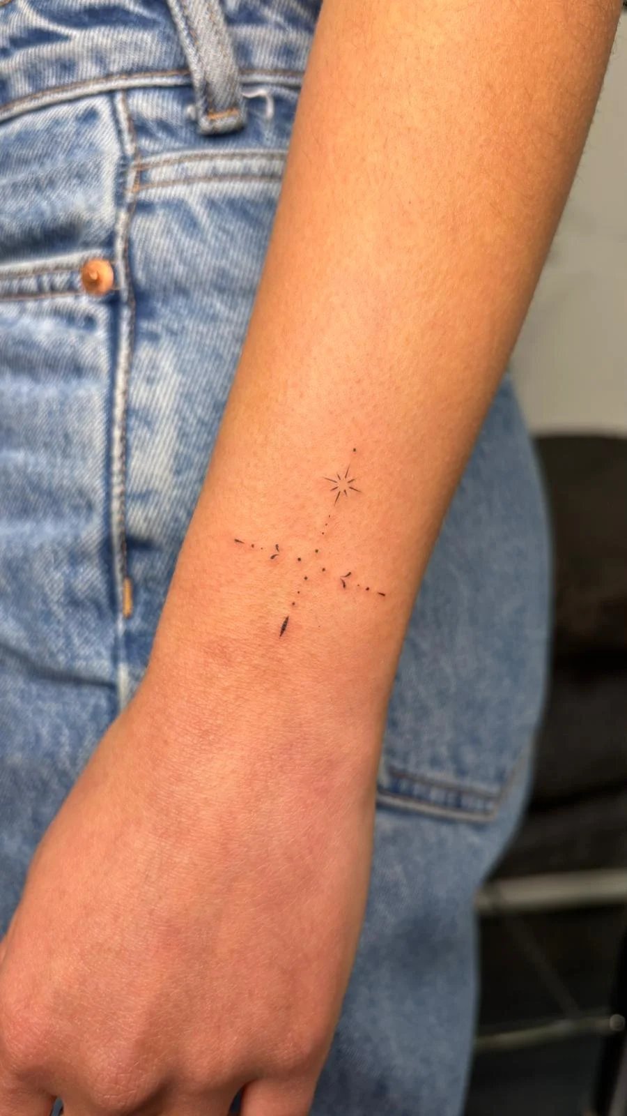 Tatuaje astros estrella con constelacion antebrazo