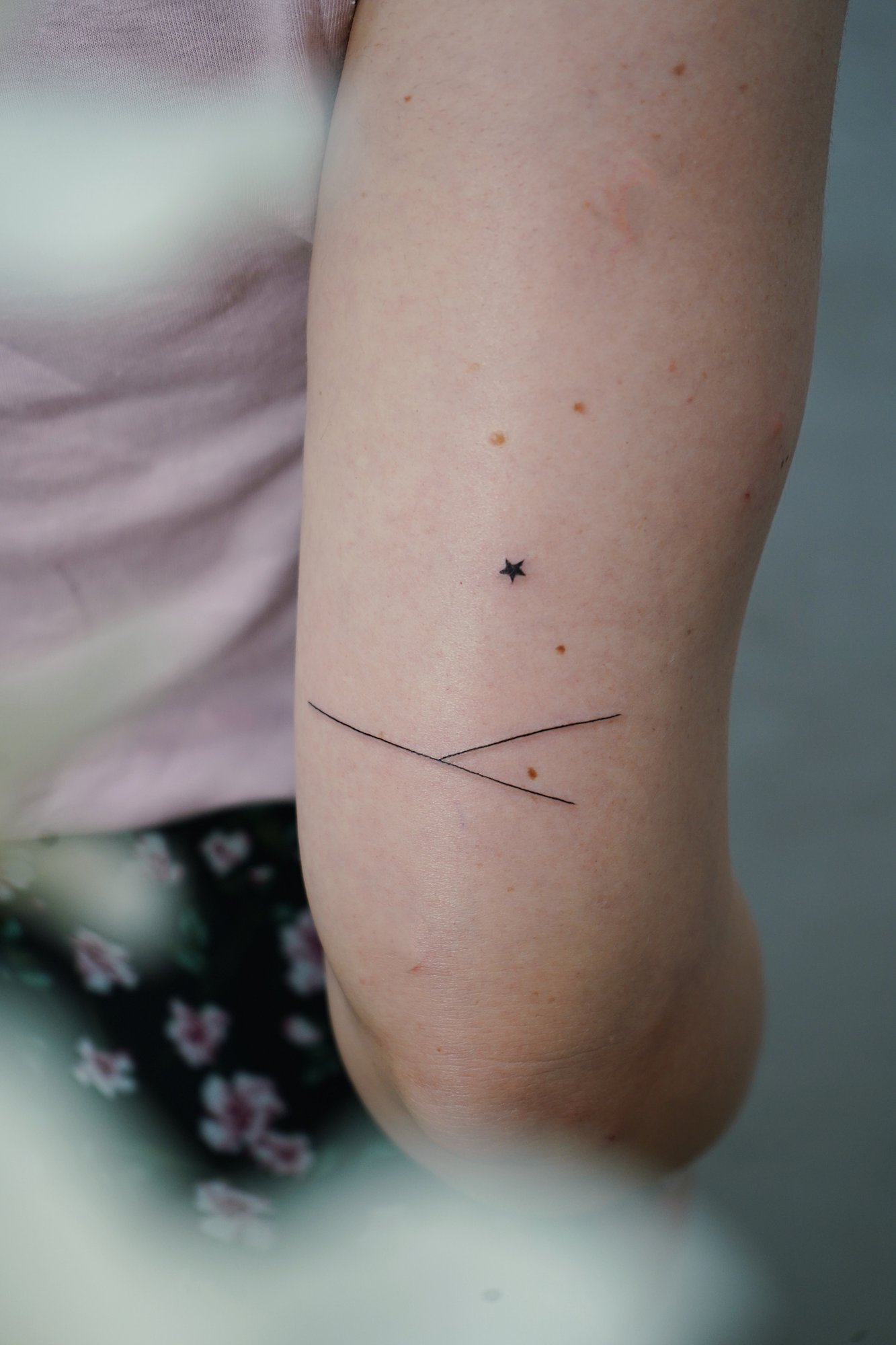 Tatuaje de estrella simple en zona desconocida, línea fina