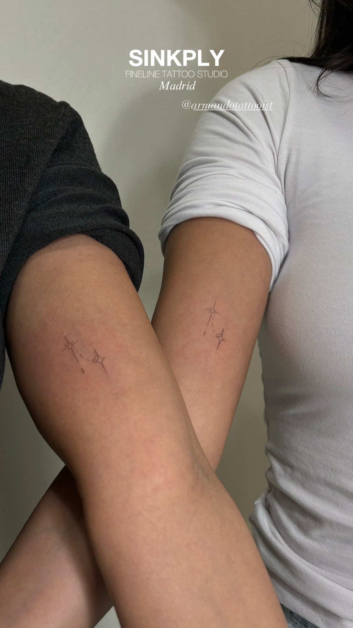 Tatuaje de estrellas brillantes fineline  en brazo, línea fina