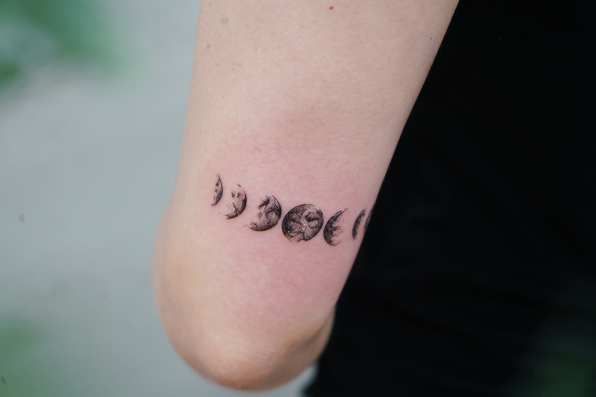 Tatuaje de fases lunares en zona desconocida, línea fina