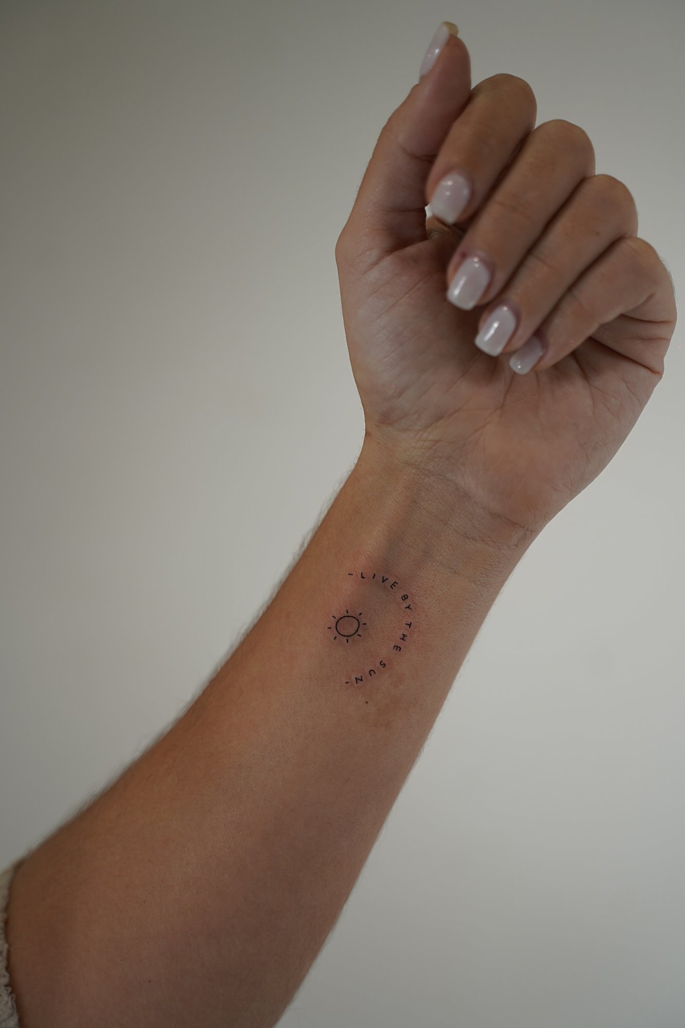 Tatuaje de luna composicion en pecho, línea fina