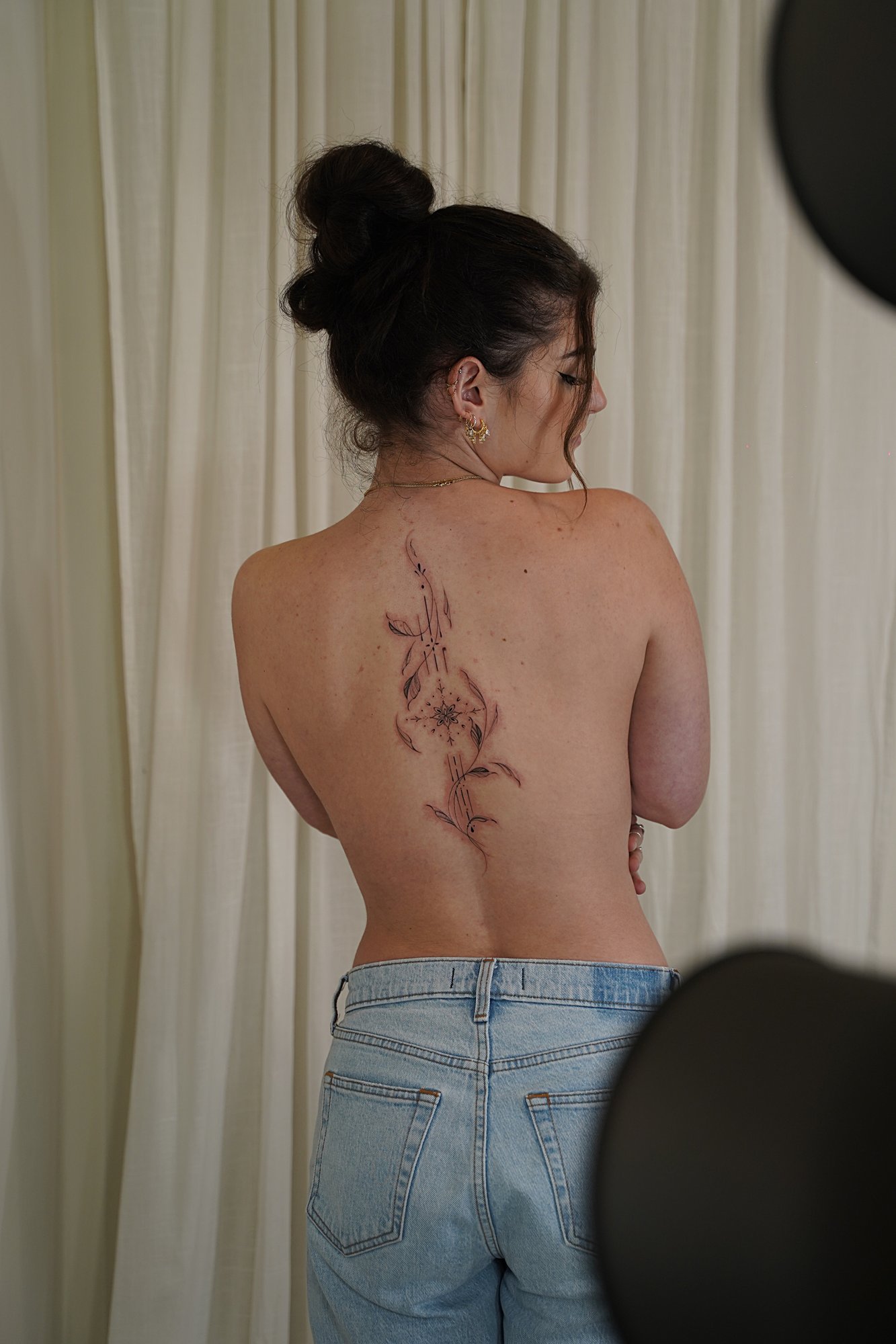 Tatuaje de luna destellos en zona desconocida, línea fina