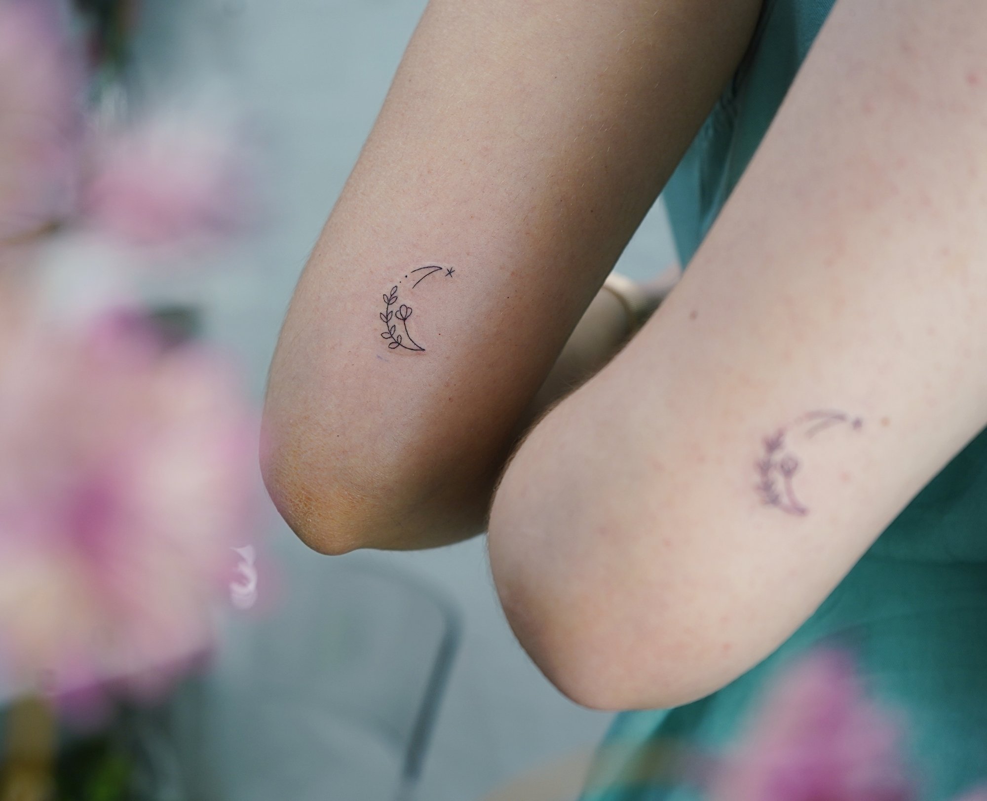 Tatuaje de luna flores en zona desconocida, línea fina