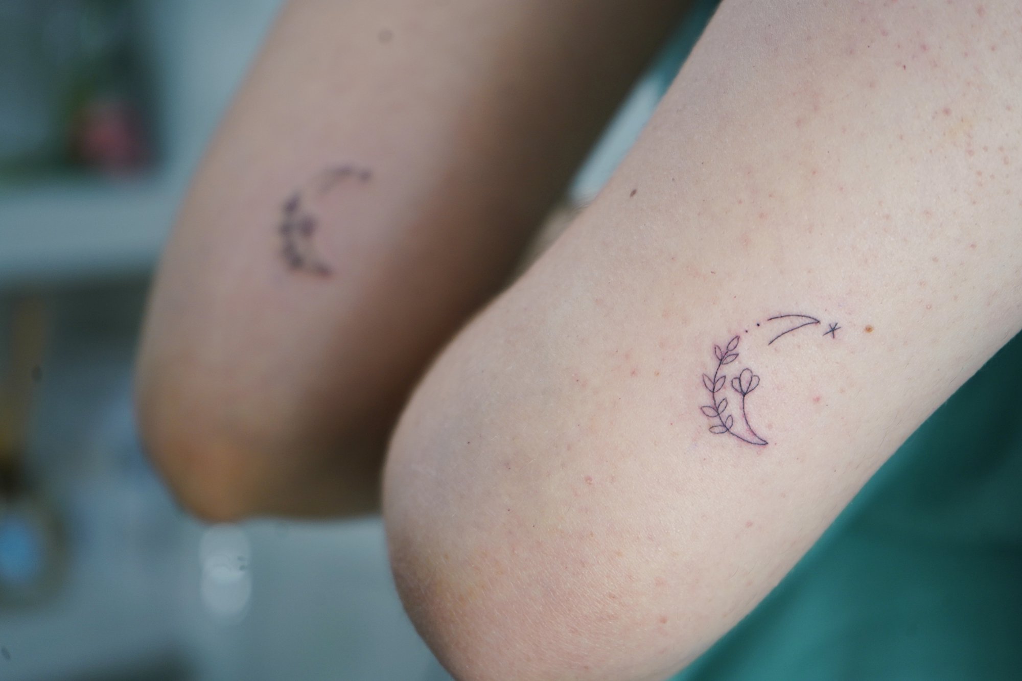 Tatuaje de luna flores en zona desconocida, línea fina