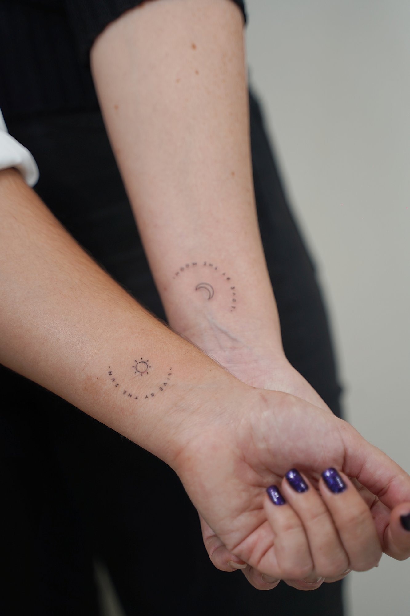 Tatuaje de luna frase en zona desconocida, línea fina