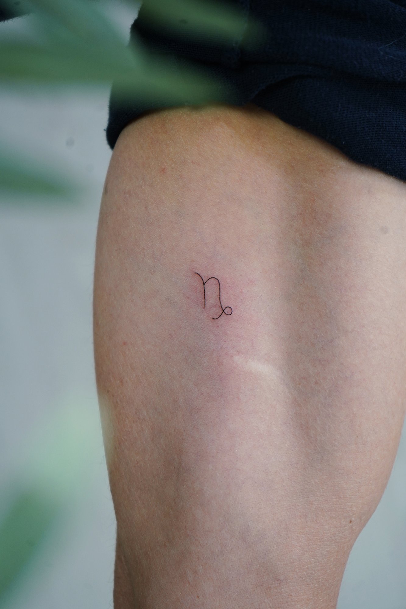 Tatuaje de luna relleno en zona desconocida, línea fina