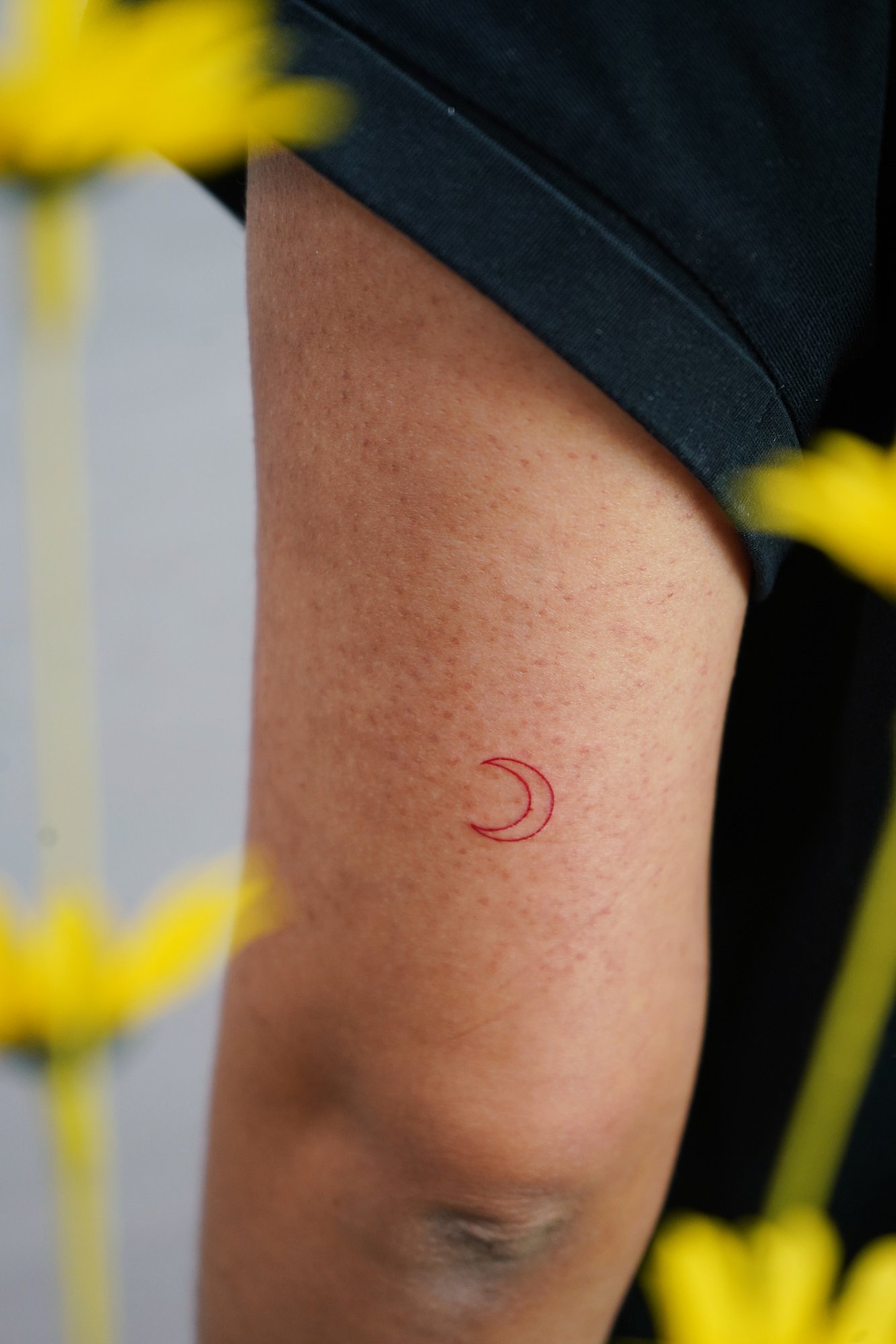 Tatuaje de luna rojo en zona desconocida, línea fina