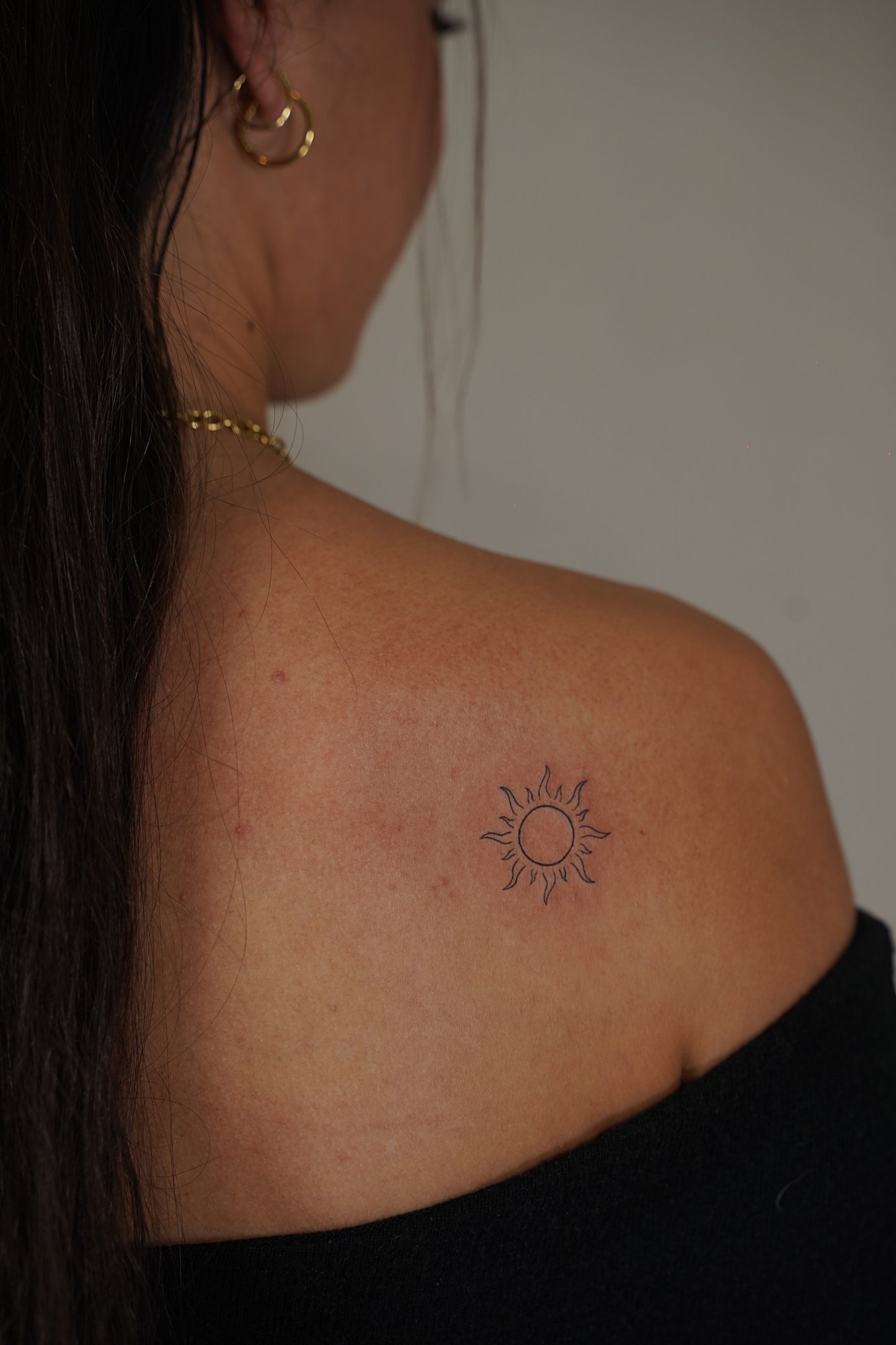 Tatuaje de luna simple en zona desconocida, línea fina