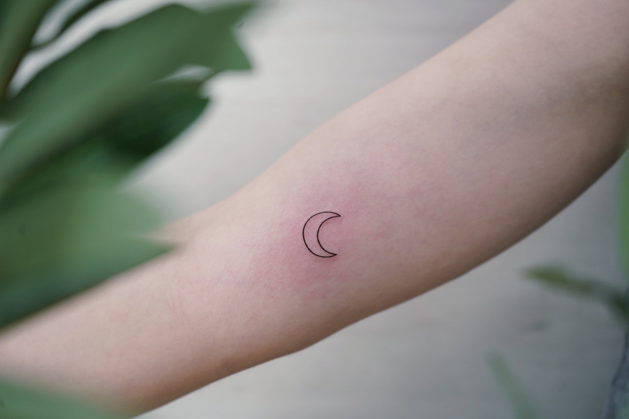 Tatuaje de luna en brazo, línea fina