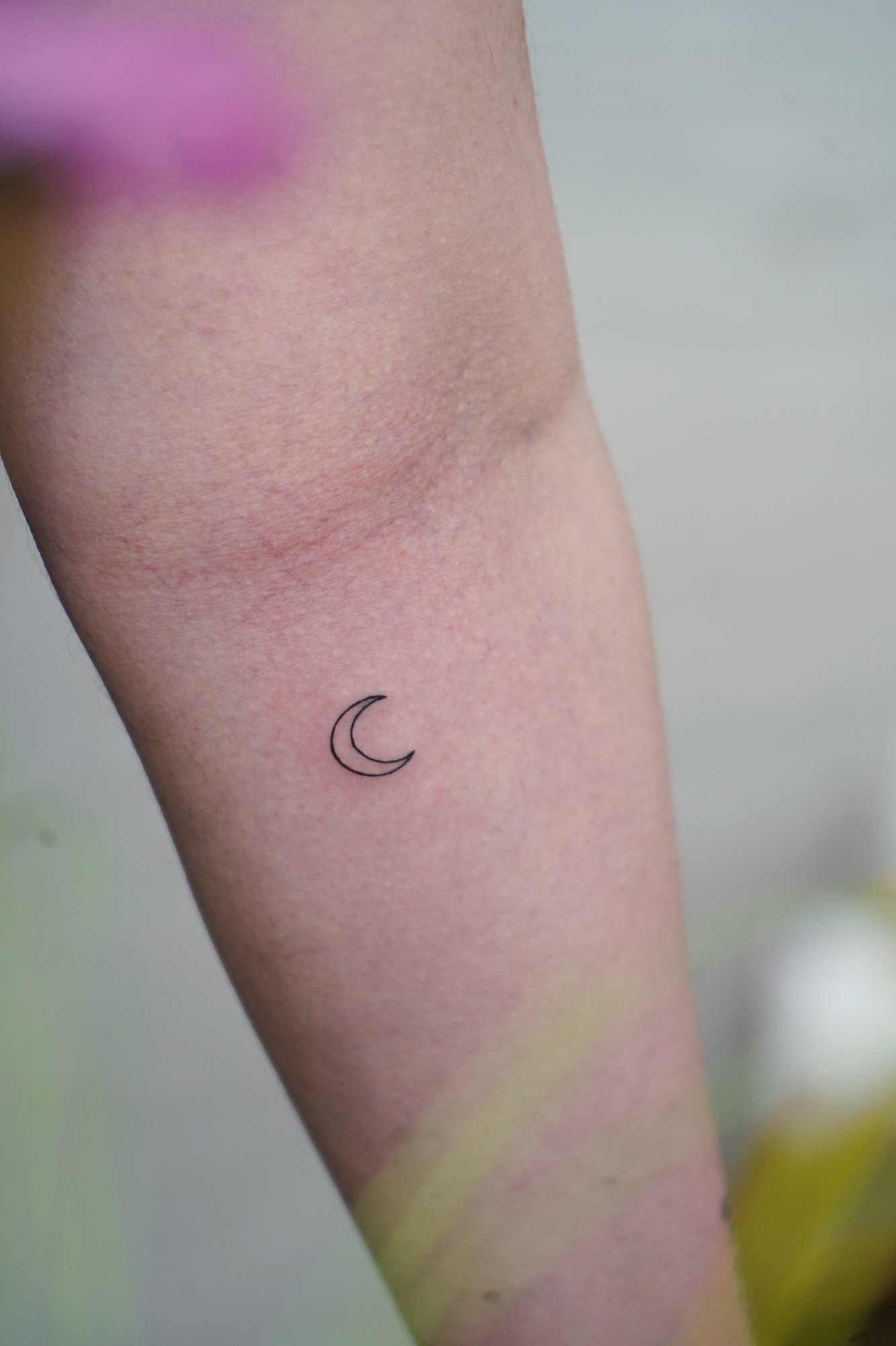 Tatuaje de luna en brazo, línea fina