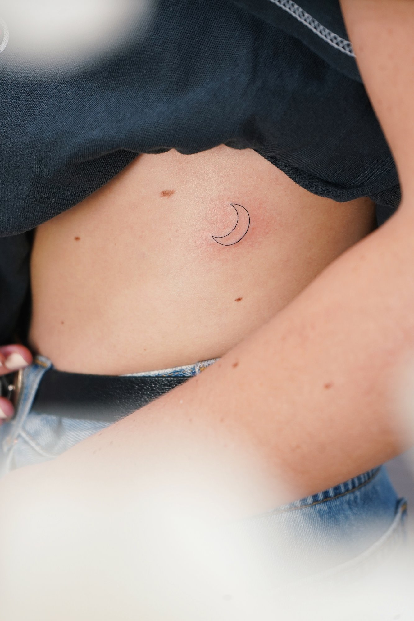 Tatuaje de luna en costilla, línea fina
