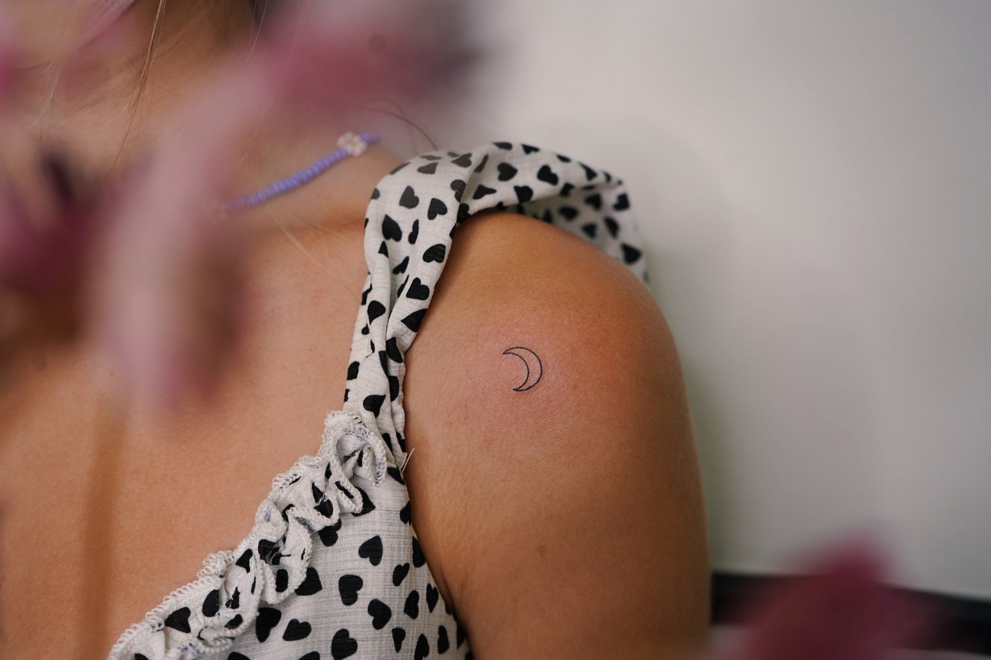 Tatuaje de luna en hombro, línea fina