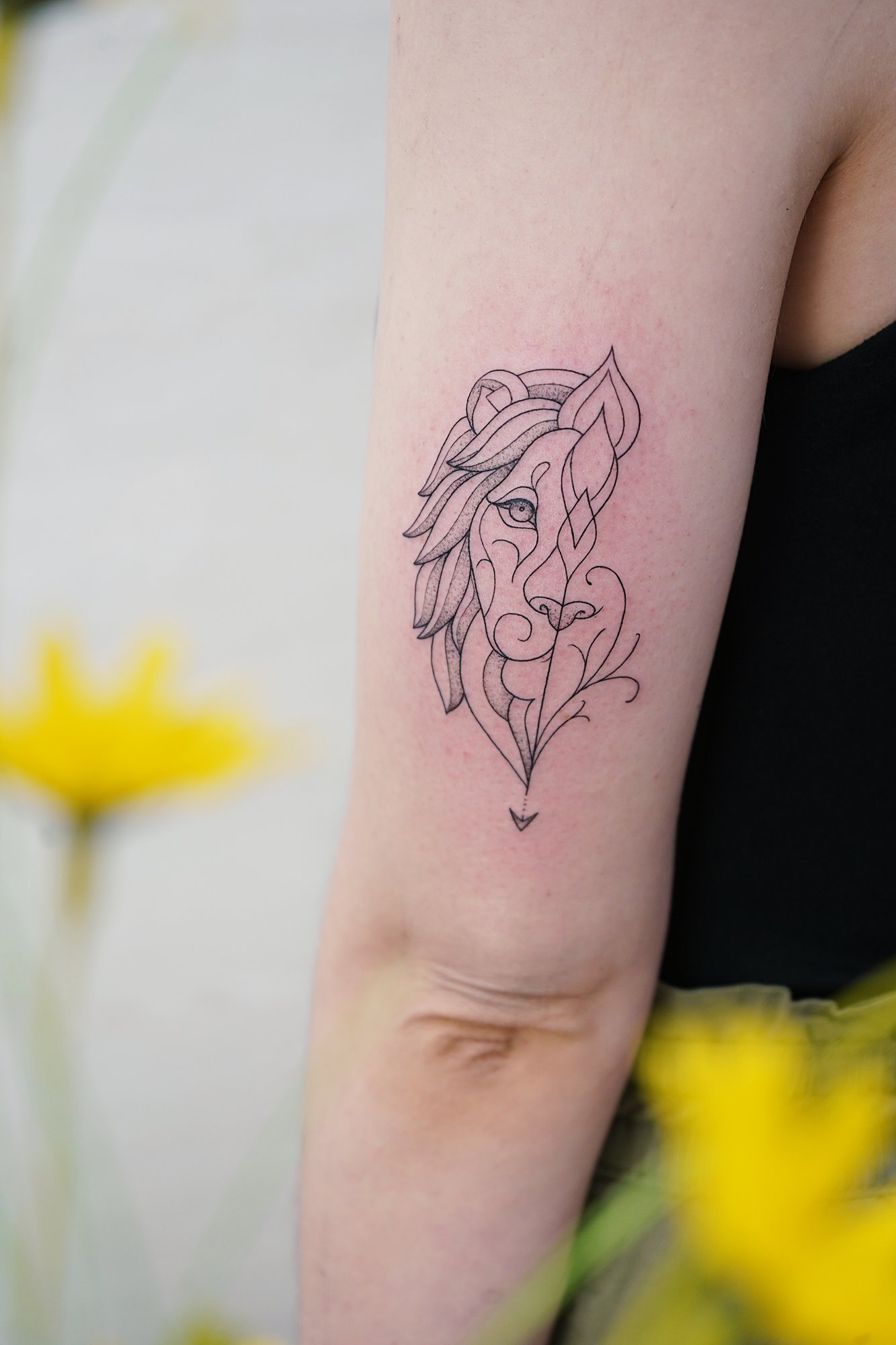 Tatuaje de luna en nuca, línea fina