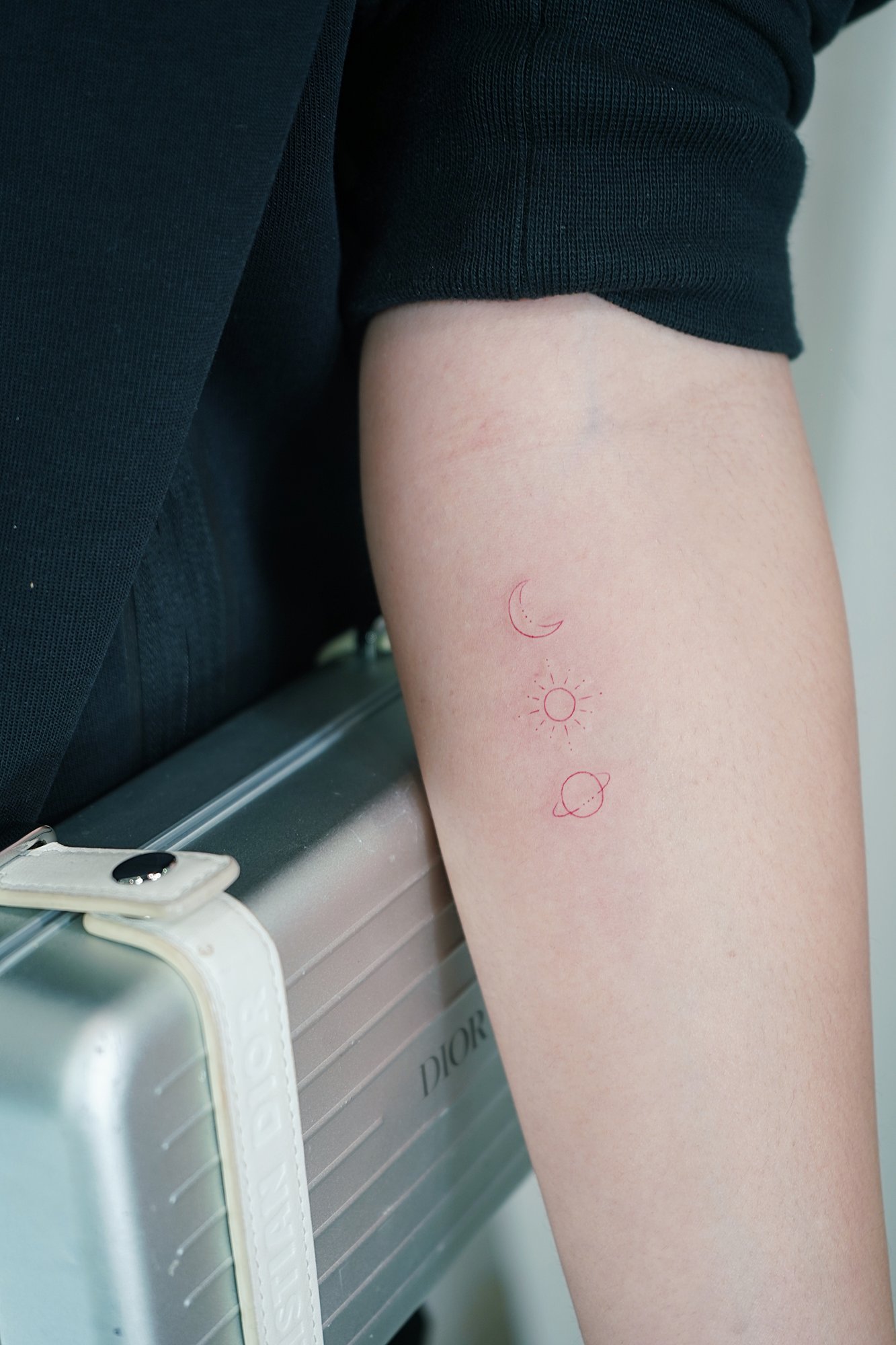 Tatuaje de lunas sol saturno en zona desconocida, línea fina
