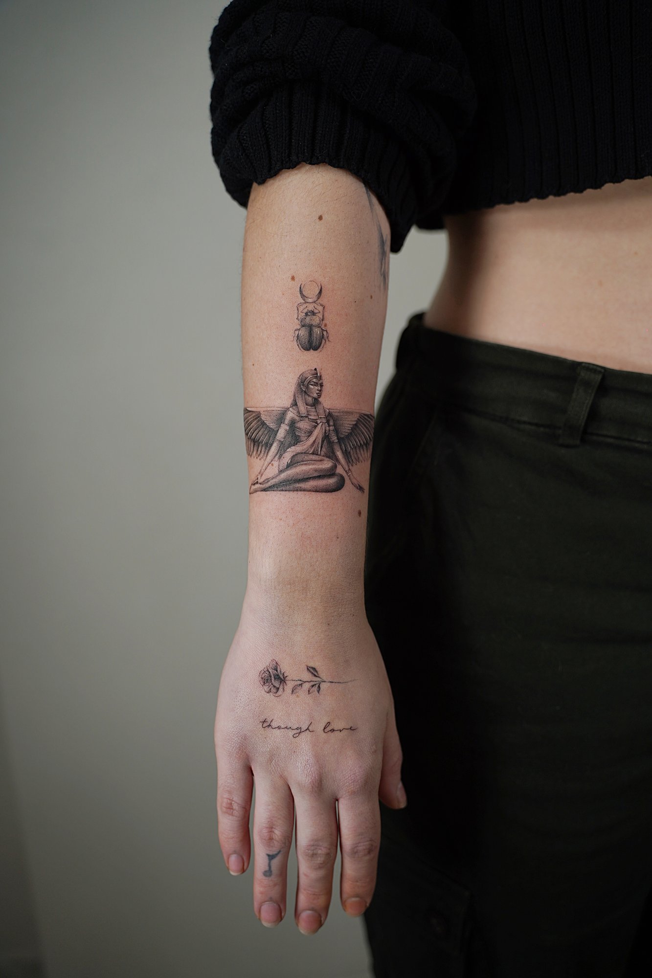 Tatuaje de montanas luna en biceps, línea fina