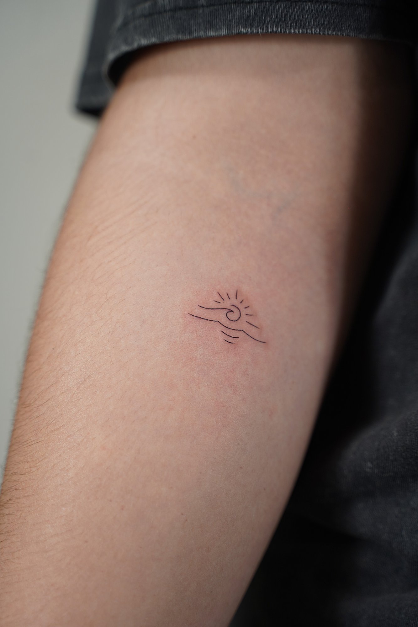 Tatuaje de ola sol en zona desconocida, línea fina