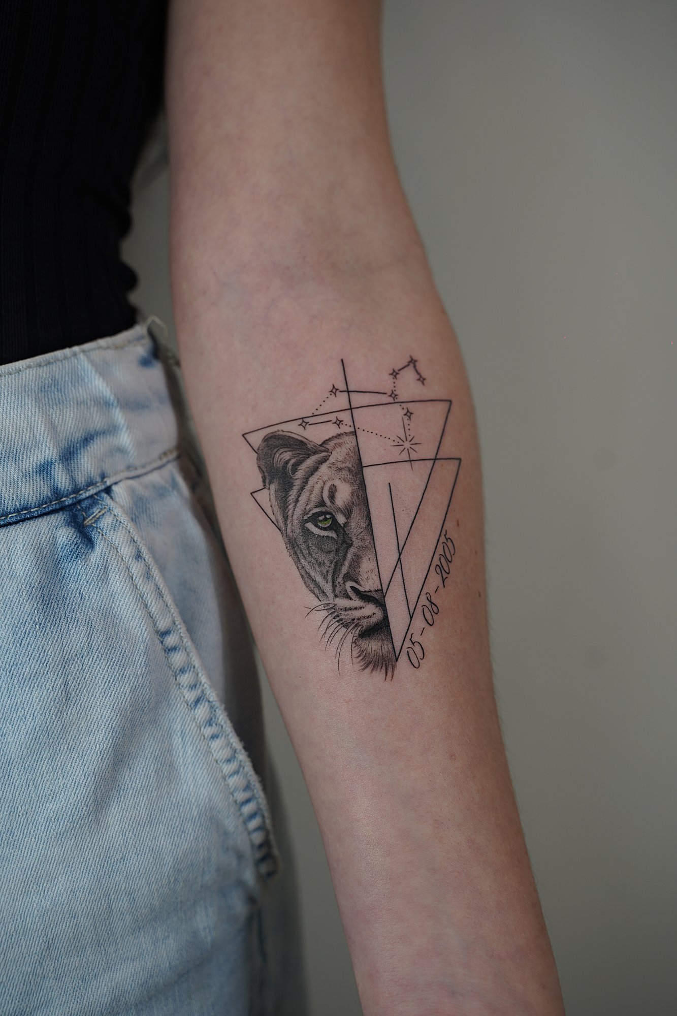 Tatuaje de planeta color en zona desconocida, línea fina