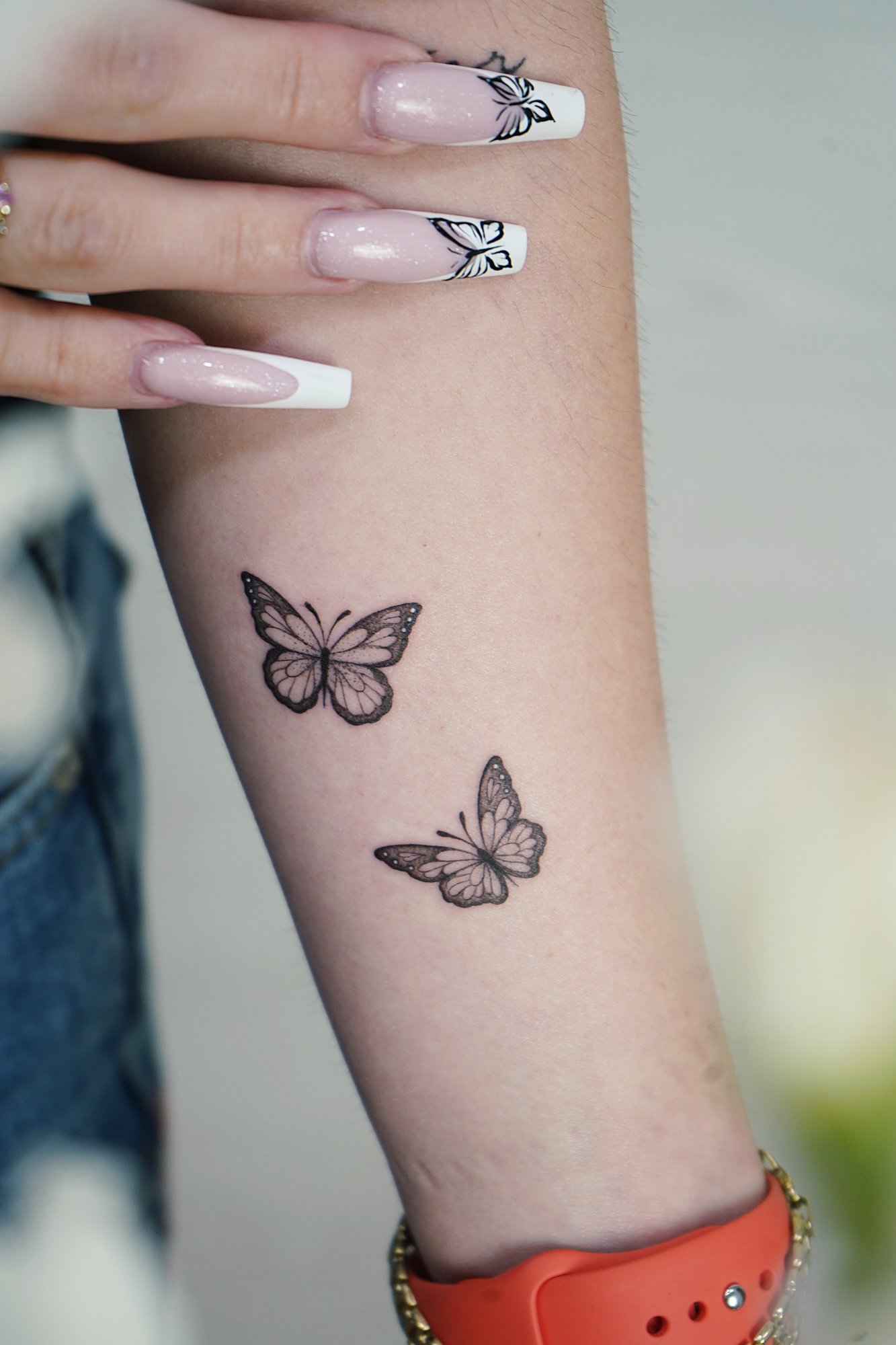 Tatuaje de planeta en antebrazo, línea fina