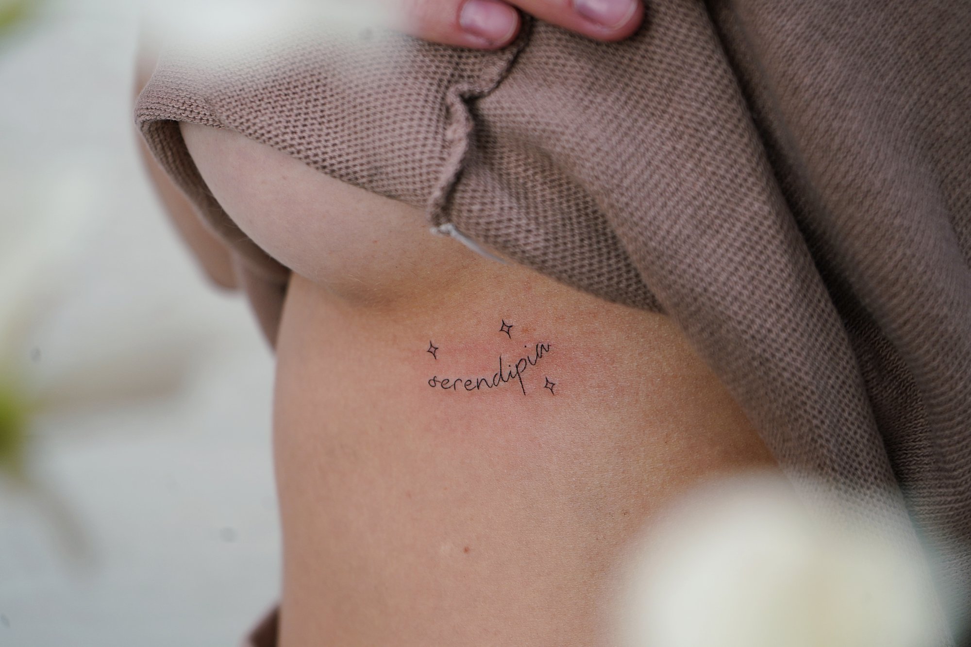 Tatuaje de planetas colibri en zona desconocida, línea fina