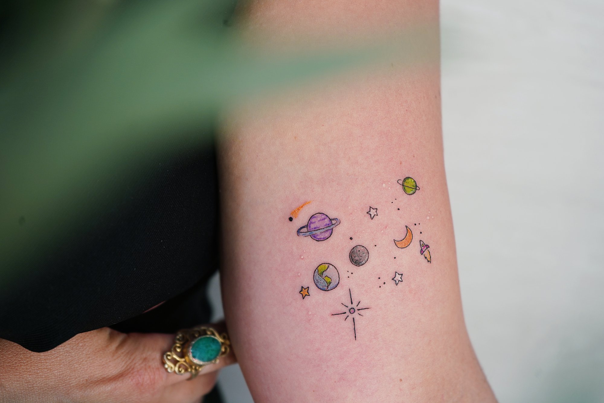Tatuaje de planetas colores en zona desconocida, línea fina