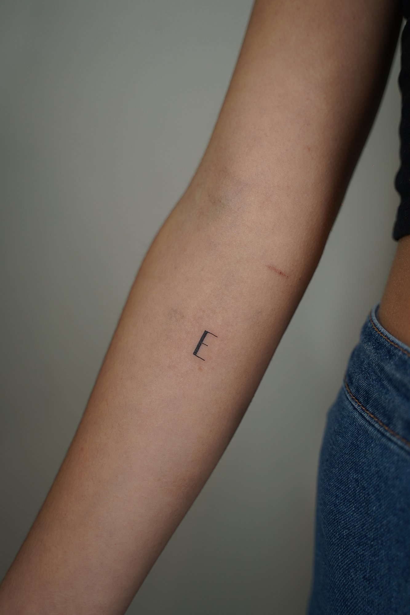 Tatuaje de planetas colores en zona desconocida, línea fina
