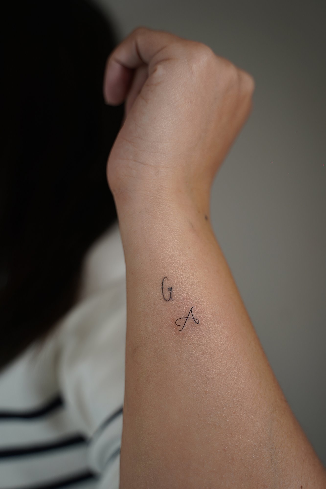Tatuaje de saturno en zona desconocida, línea fina