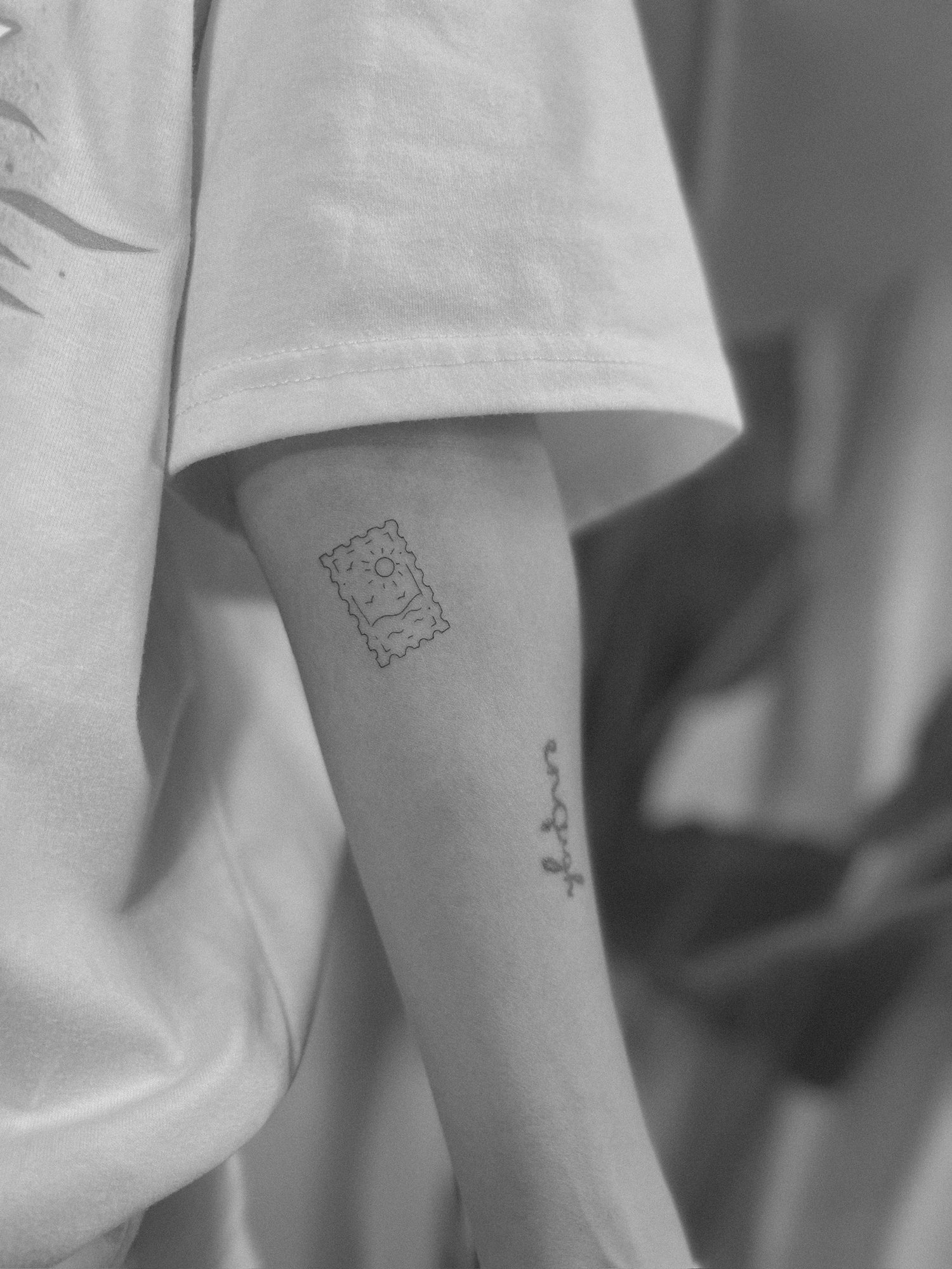 Tatuaje de sello sol en zona desconocida, línea fina