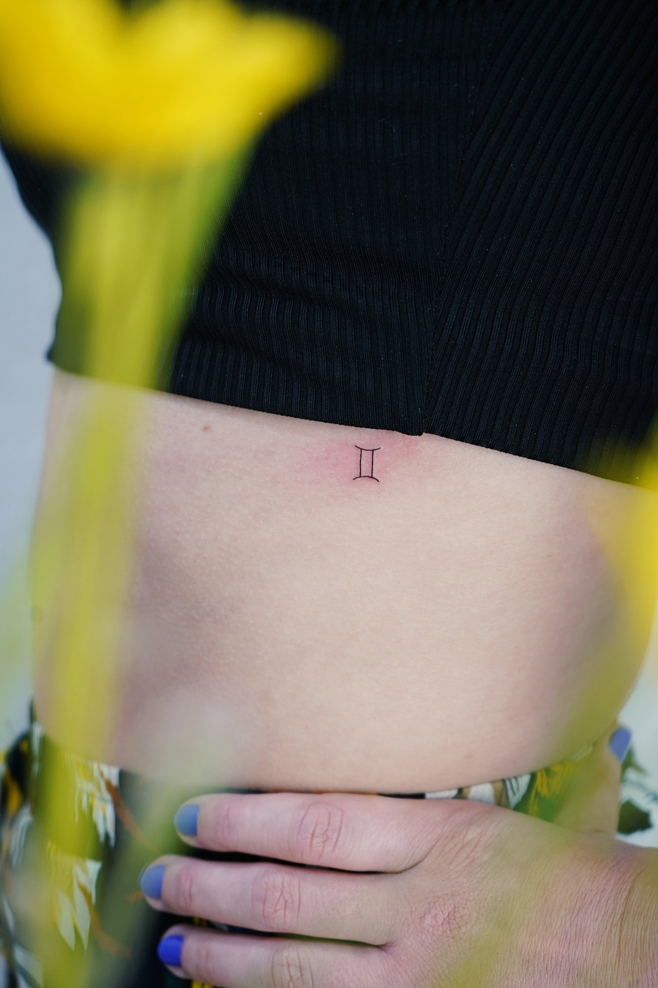 Tatuaje de simbolo zodiaco en costilla, línea fina