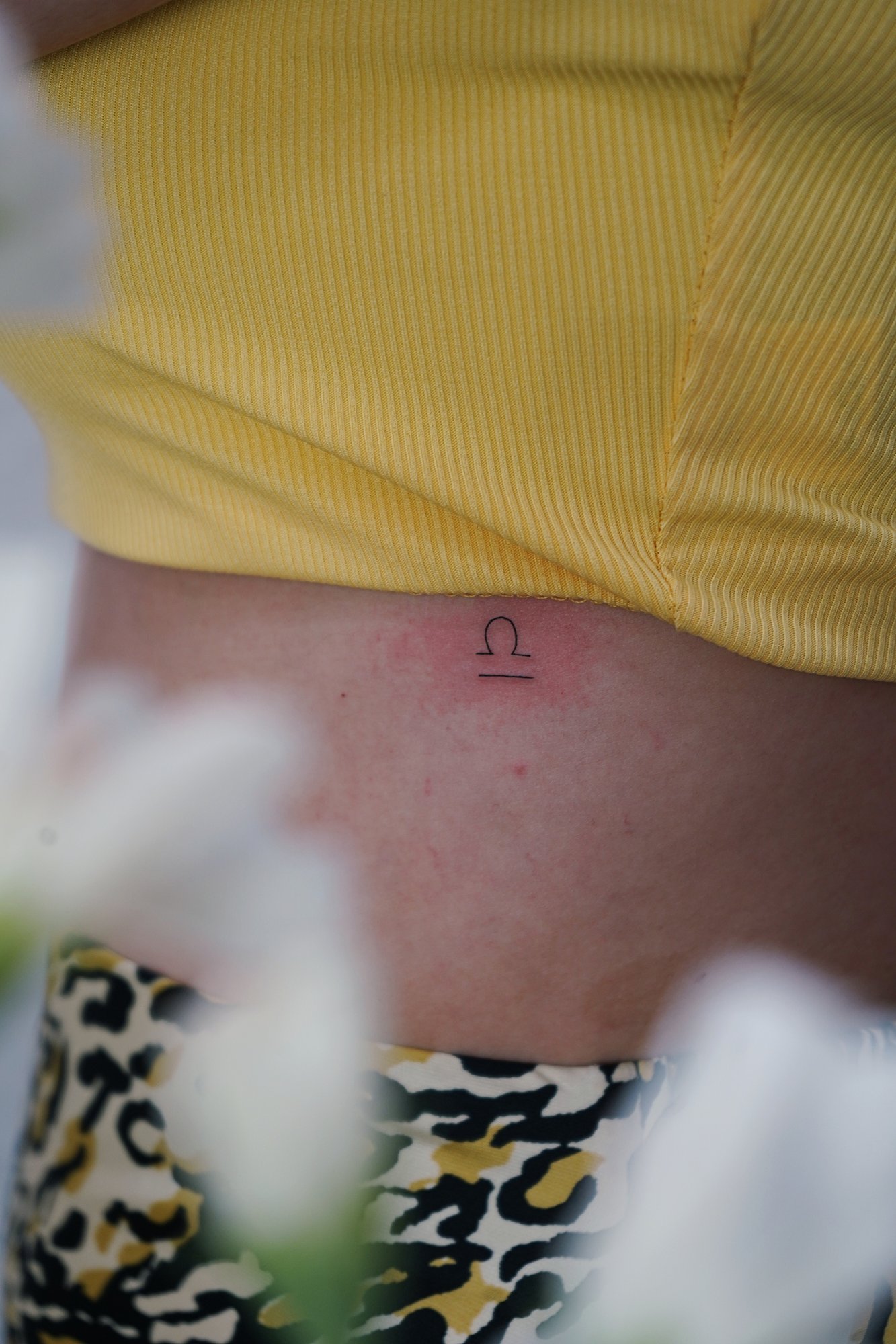 Tatuaje de simbolo zodiaco en zona desconocida, línea fina
