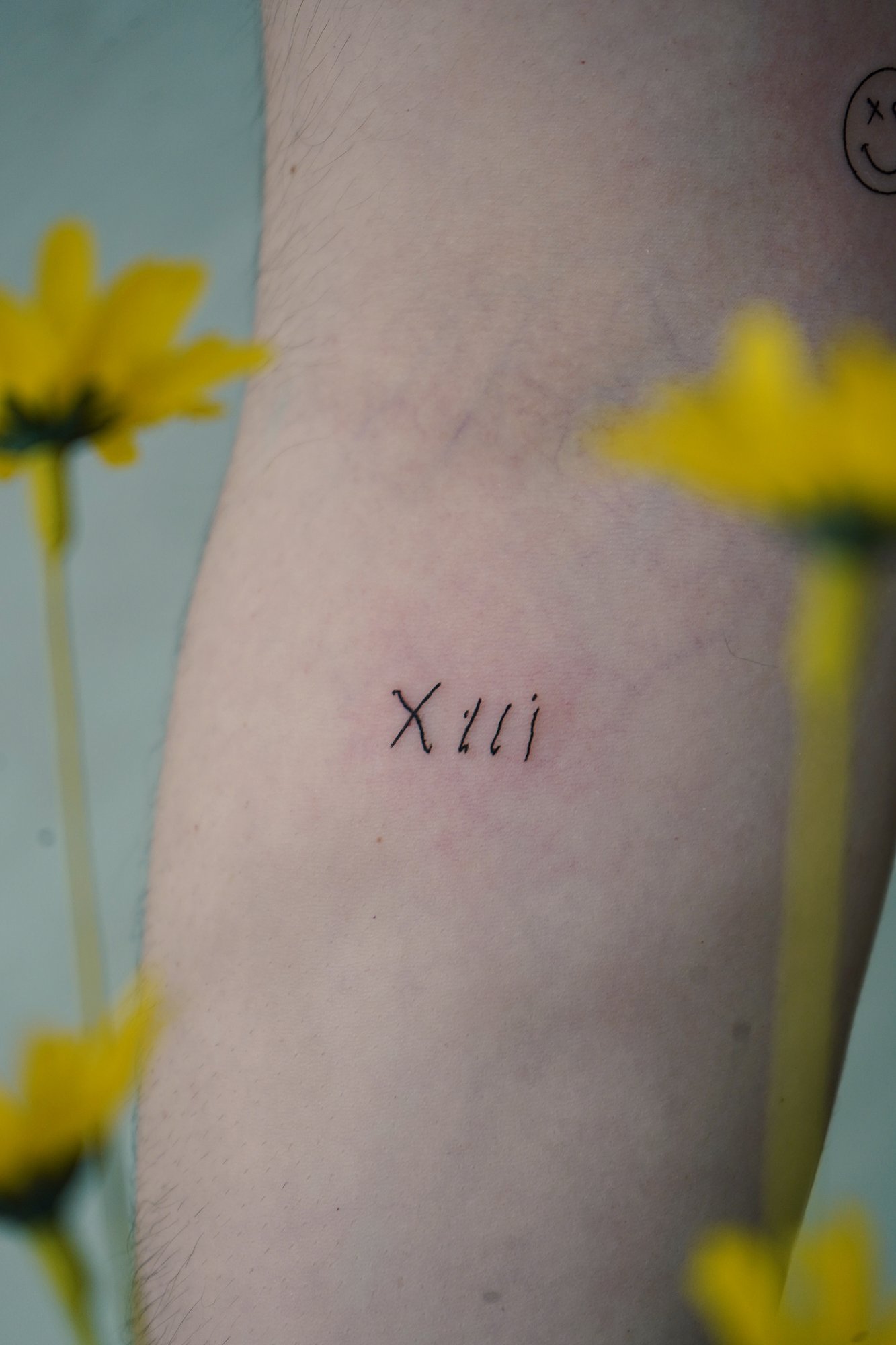 Tatuaje de simbolo zodiaco en zona desconocida, línea fina