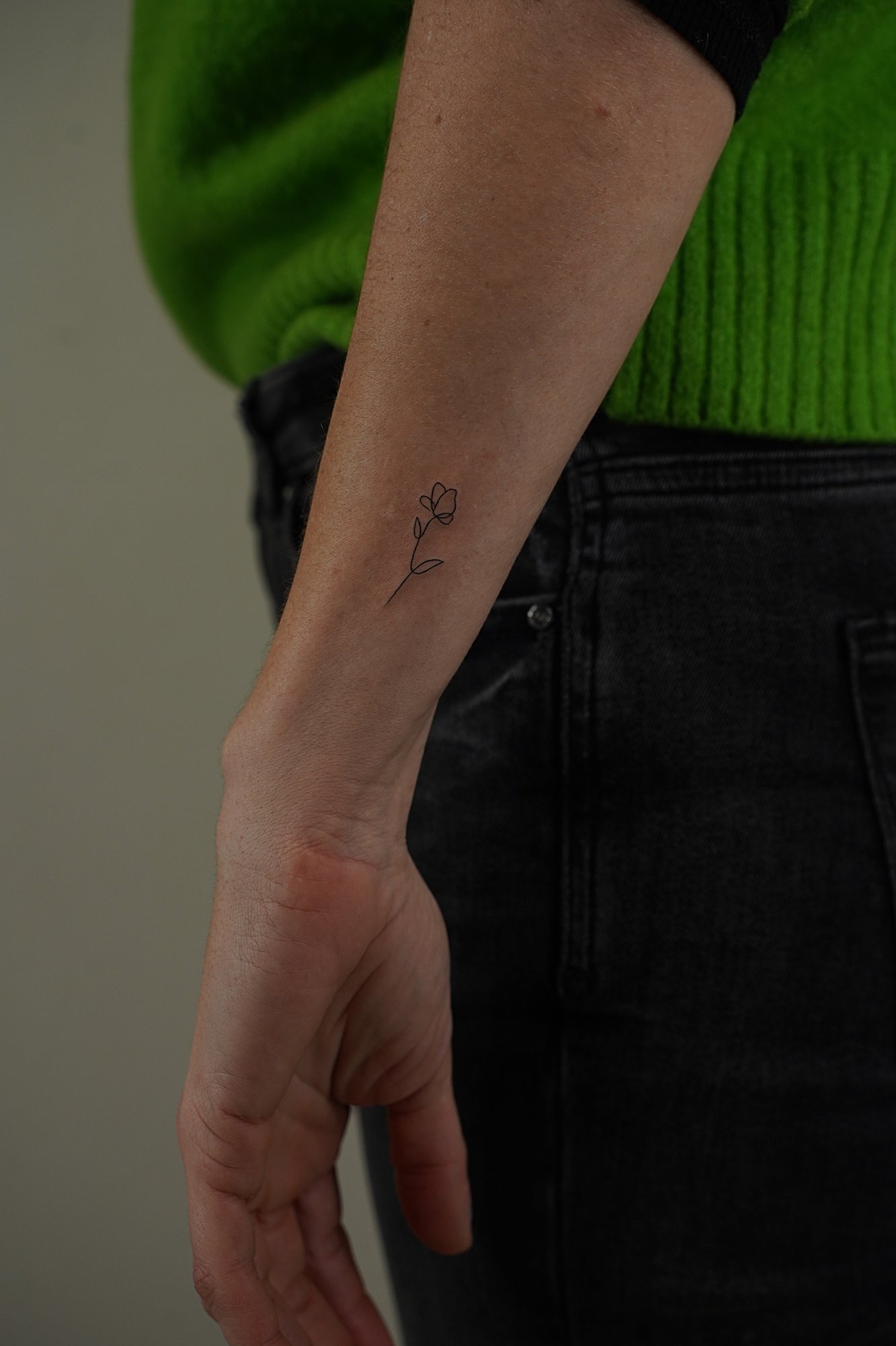 Tatuaje de simbolo zodiaco en zona desconocida, línea fina